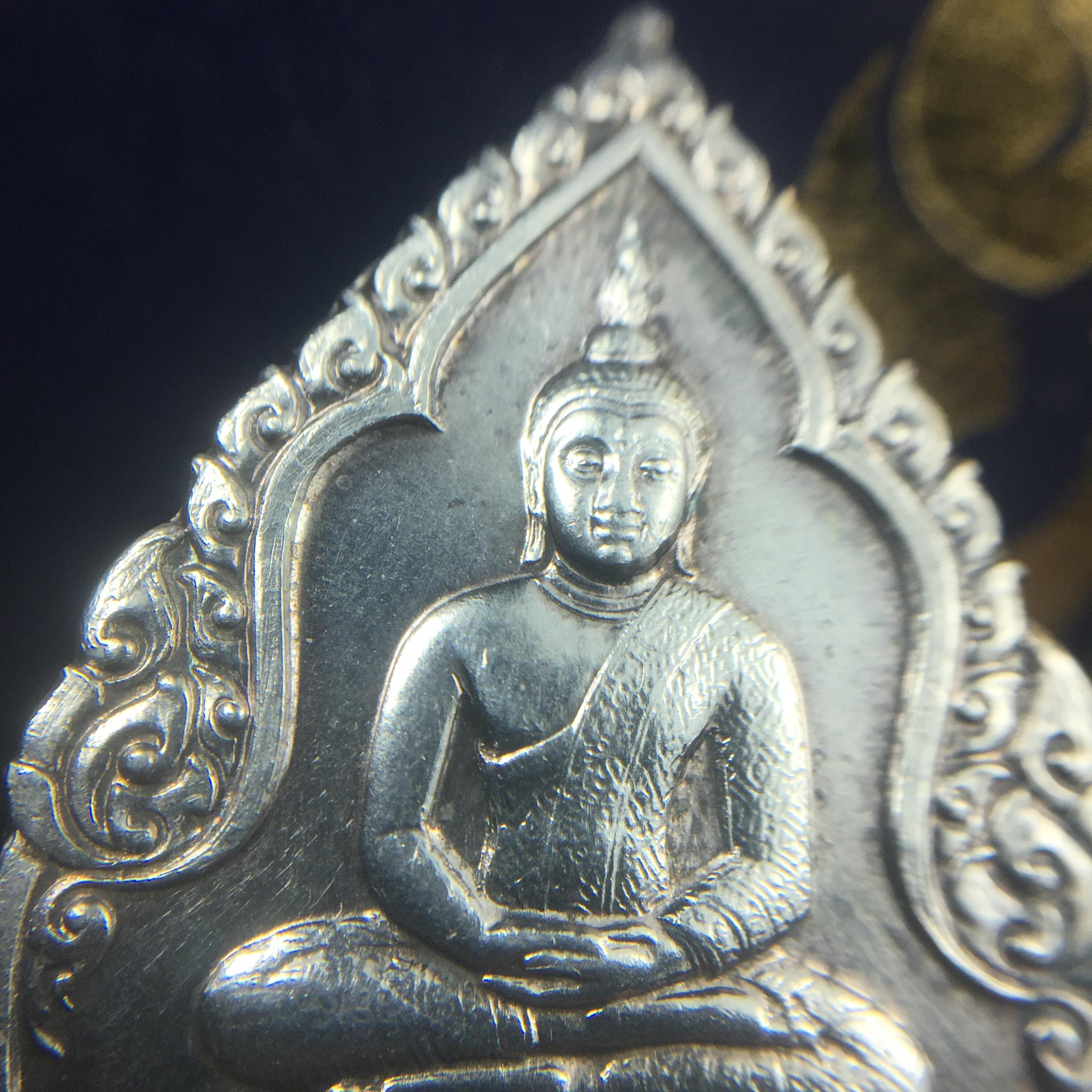 เหรียญพระแก้วมรกตหลัง ภปร ฉลองกรุงรัตนโกสินทร์ครบ 200 ปี พ.ศ.2525 เนื้อเงินกล่องบรรจุเดิม พิมพ์ทรงเครื่องฤดูฝน(บล็อกพระราชศรัธา)(ในหลวงรัชกาลที่9 เสด็จในพิธี)