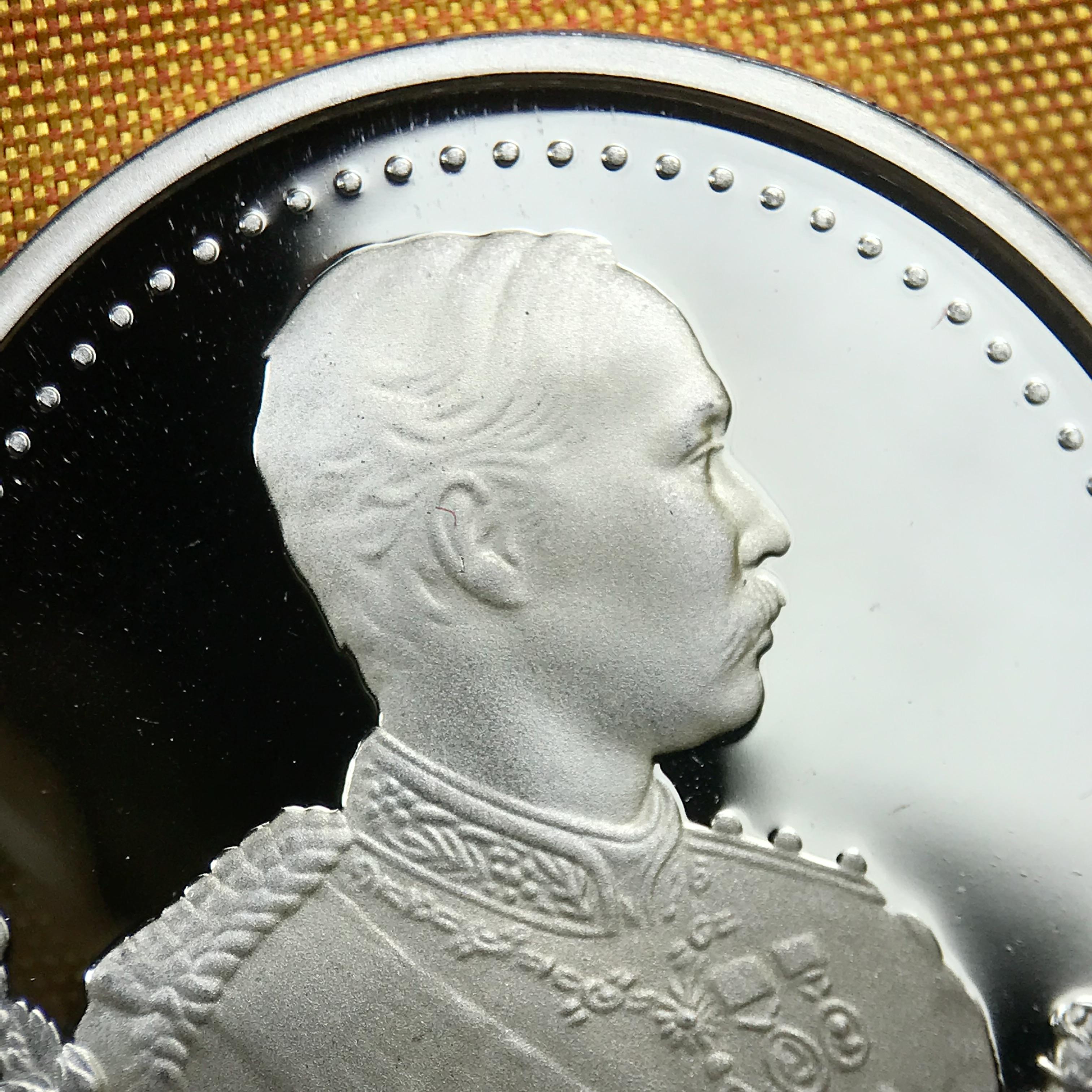 เหรียญรัชกาลที่ 5 หลัง 12 นักษัตริย์ รุ่นมหาลาภ ปี 2539 เนื้อเงินขัดเงา บล็อกนอก(เพิร์ธ)ออสเตรเรีย ขนาด 3.2 ซ.ม. กล่องบรรจุเดิมครบสมบูรณ์สวยงาม พิธีพุทธาภิเษก ณ.พระอุโบสถ วัดพระแก้ว สมเด็จพระญาณสังวร สมเด็จพระสังฆราช เป็นประธานพิธี