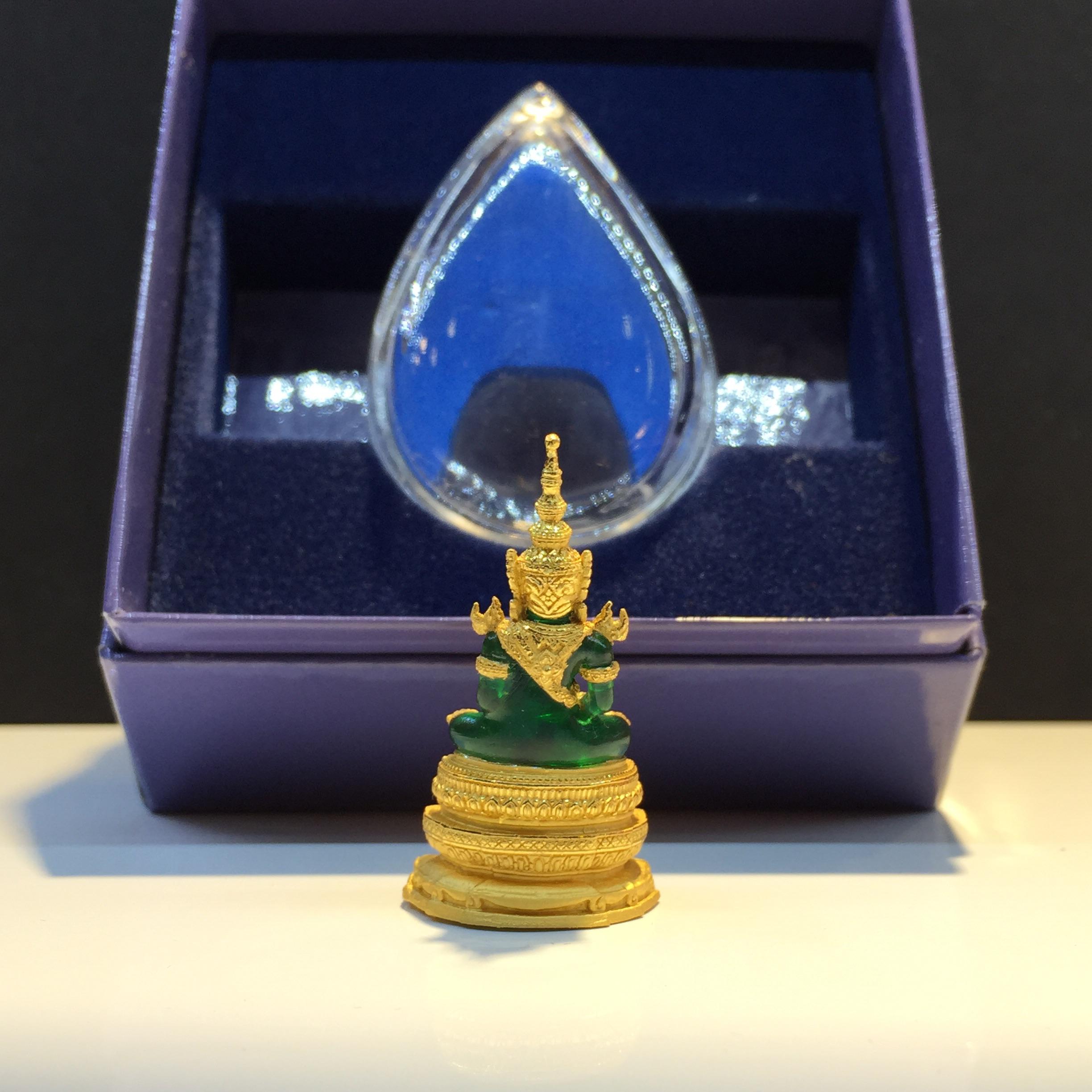 พระแก้วมรกตลอยองค์ ภปร. เนื้อเรซิ่นหุ้มทองคำ หน้าตัก 1/2 นิ้ว จัดสร้างโดยรพ.ภูมิพลฯ ปี2547