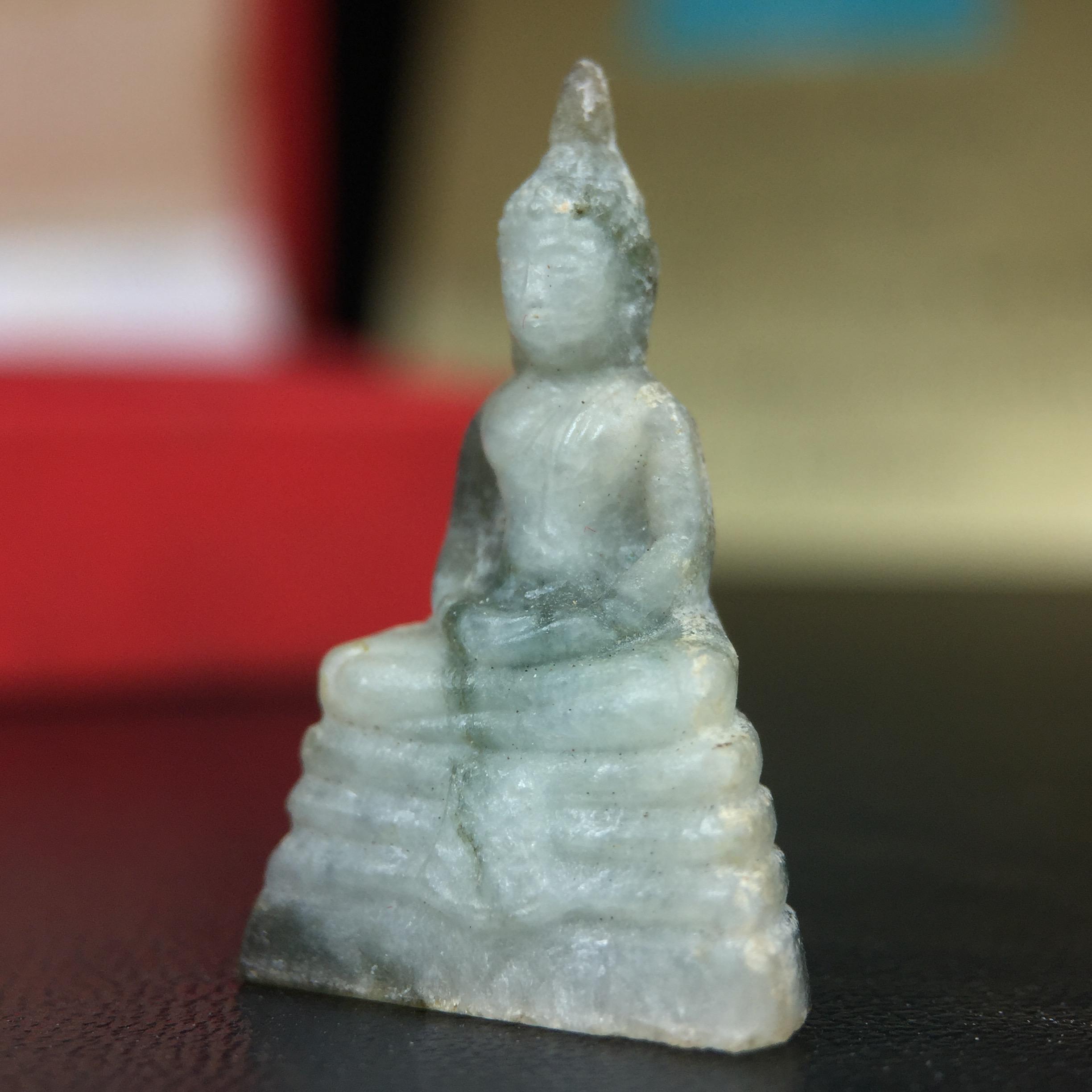 พระพุทธโสธร เนื้อหยก(รุ่นแรก) รุ่นประวัติศาสตร์ พุทธาภิเษก วันที่ 3 กันยายน พ.ศ.2543 ณ พระอุโบสถวัดโสธรวรารามวรวิหาร อ.เมือง จ.ฉะเชิงเทรา พิมพ์ลอยองค์ใต้ฐานมีโค๊ตแผ่นทองคำแท้กำกับทุกองค์พร้อมกล่องบรรจุและบัตรรับรองเดิมครบชุด (1 ใน 3999 องค์)นิยมหายาก