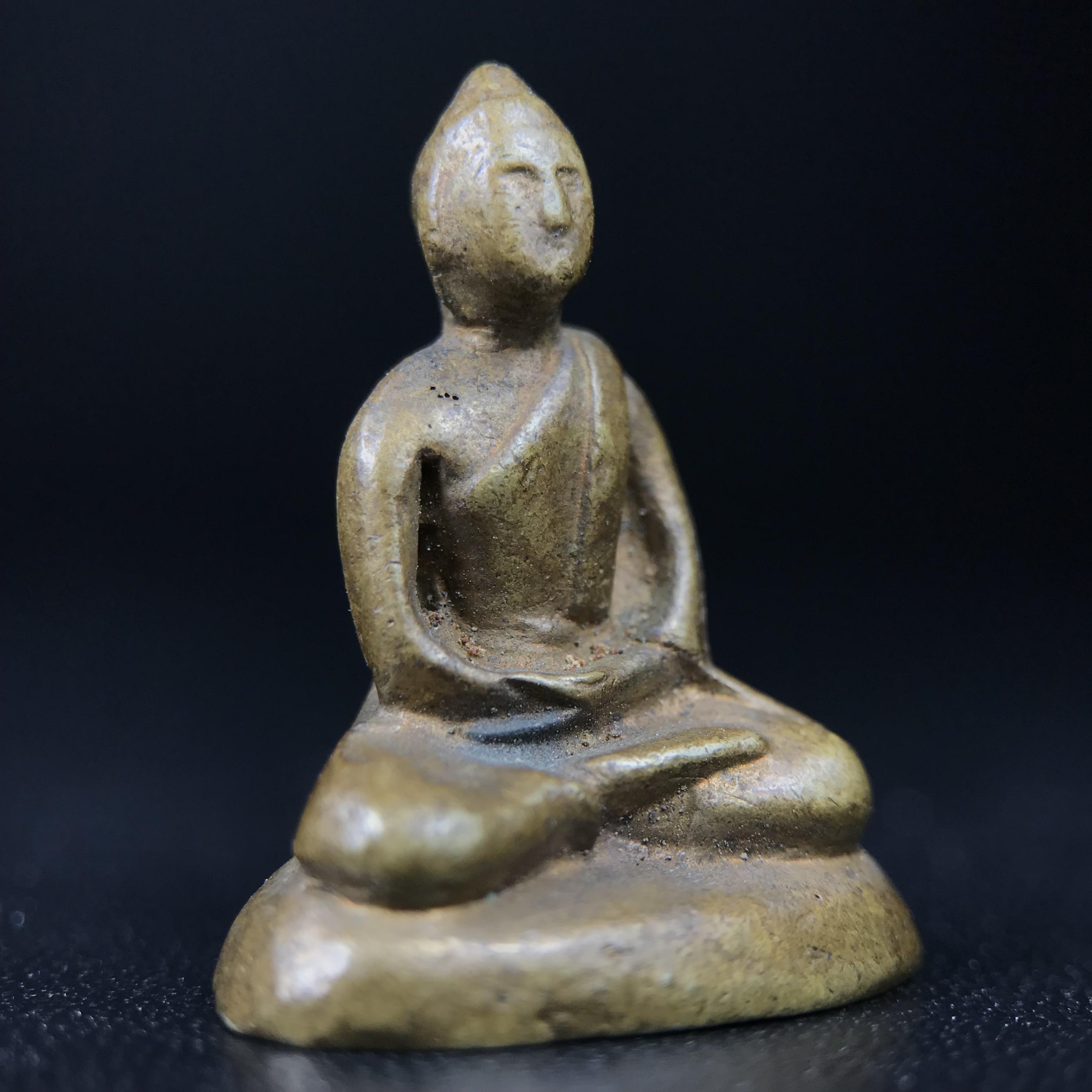 พระกริ่งฝีพระหัตถ์สมเด็จย่า ขนาดห้อยบูชาขนาดเล็ก จัดสร้างขึ้นเนื่องในวาระครบ 6 รอบ เมื่อวันที่21 ตุลาคม พ.ศ.2515(ในหลวงรัชกาลที่ 9 เสด็จพระราชดำเนินทรงเททอง)ปลุกเสกยิ่งใหญ่ เกจิ 108 รูป ร่วมปลุกเสก คัดสภาพสวยแบบนี้พบเจอน้อยมาก หมายเลขต้นๆหลักร้อย หายากมาก