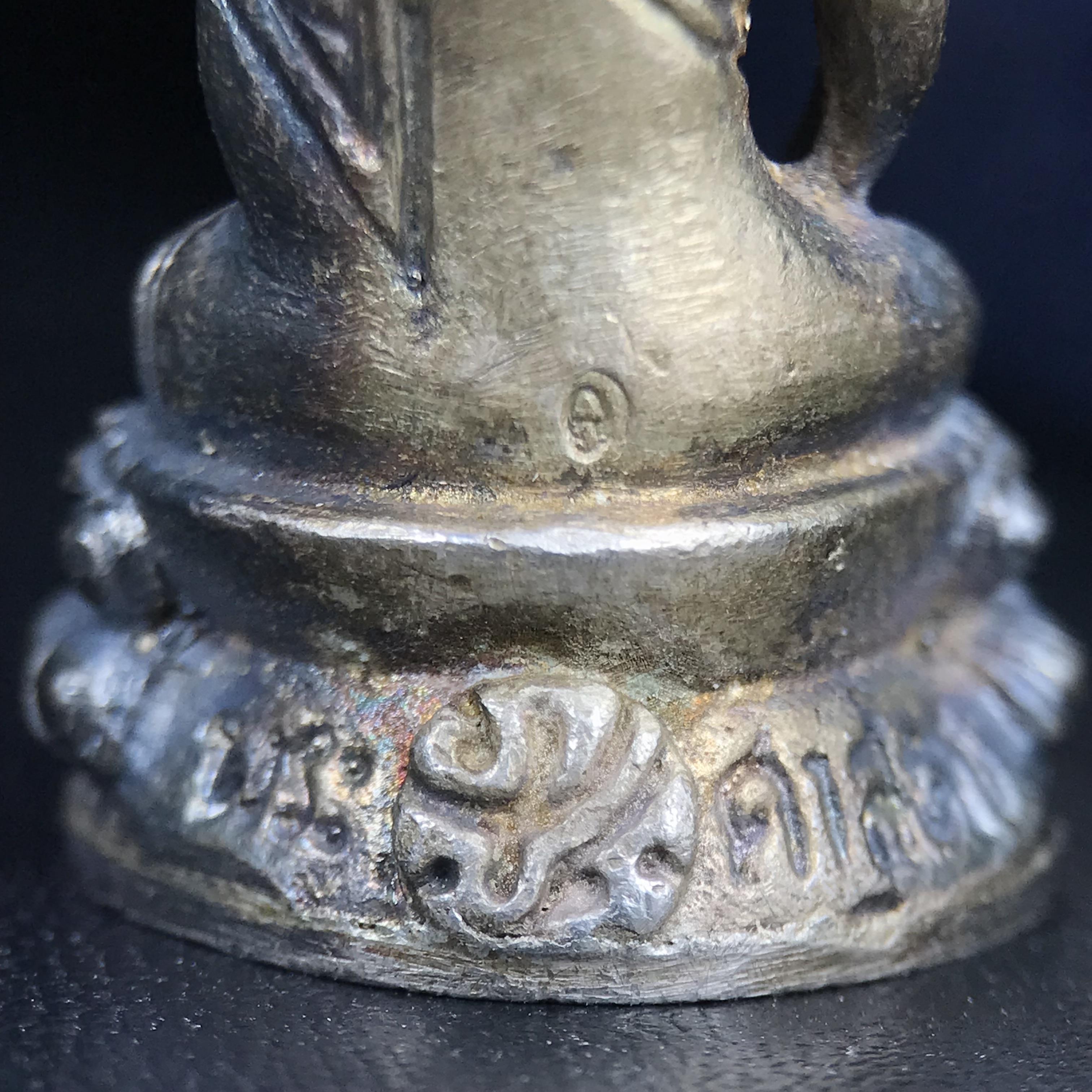 พระกริ่งศาสดา ภปร. วัดบวรนิเวศวิหาร ปี 2532 จัดสร้างในโอกาสสองทศวรรษรามาธิบดี เพื่อศูนย์การแพทย์สิริกิติ์ เนื้อเงิน(ผิวเดิมกลับดำสวยงาม) (พิธีใหญ่ มวลสารมงคล สวยงามเข้มขลัง)สมเด็จพระญาณสังวร สมเด็จพระสังฆราชฯเสด็จเททอง