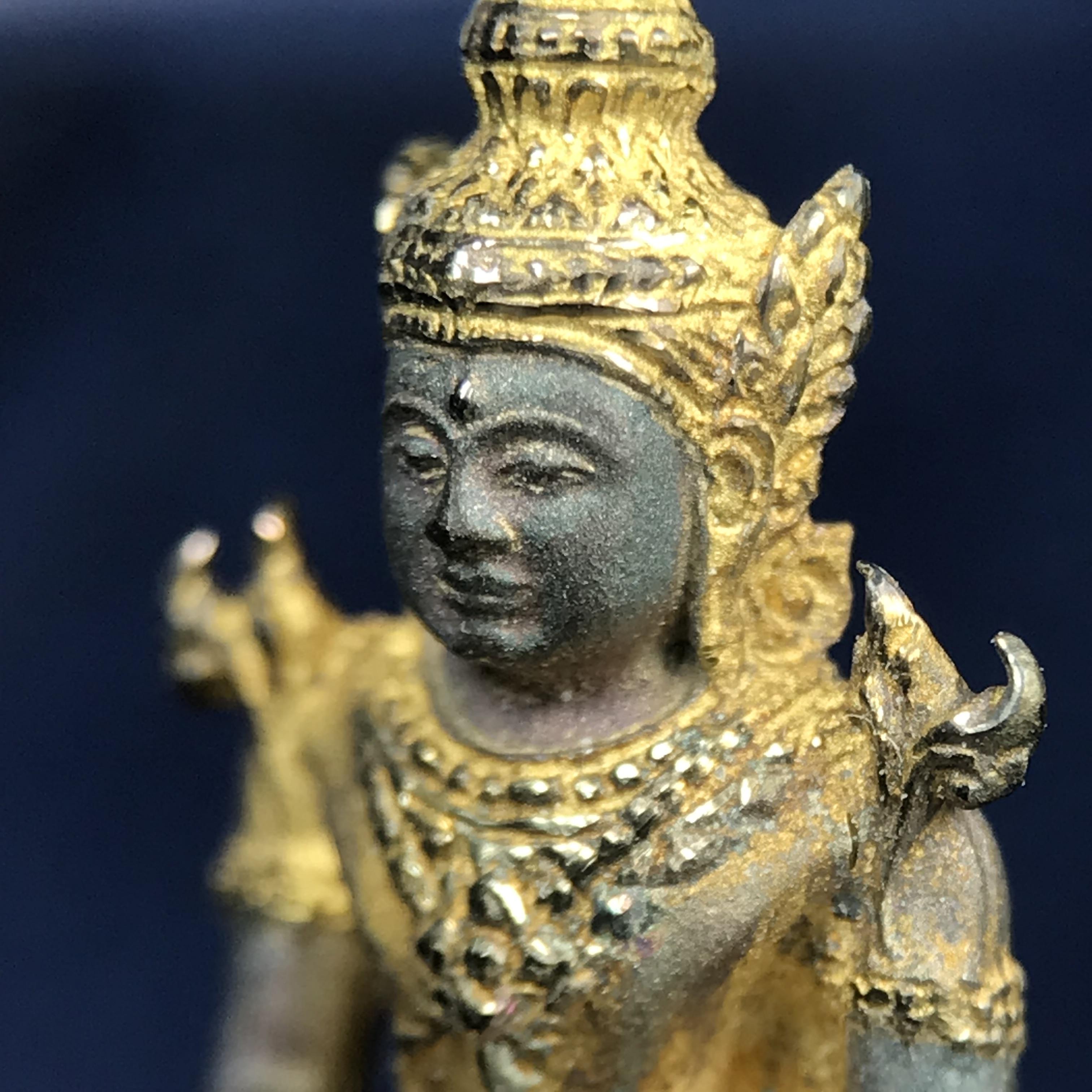 พระแก้วมรกต ภปร. ปี 2547 จัดสร้างโดยโรงพยาบาลภูมิพลอดุลยเดช เนื้อเงิน(3 กษัตริย์) ลอยองค์ หน้าตัก 1/2 นิ้ว สูง 3.7 ซม.พิธีมหามังคาภิเษก ณ พระอุโบสถวัดพระศรีรัตนศาสดาราม(วัดพระแก้ว) งดงามทรงคุณค่าอีกหนึ่งรุ่นยอดนิยม หายาก(องค์หมายเลข ๑๔๖๖)ผิวเดิมติดรุ้งสวย