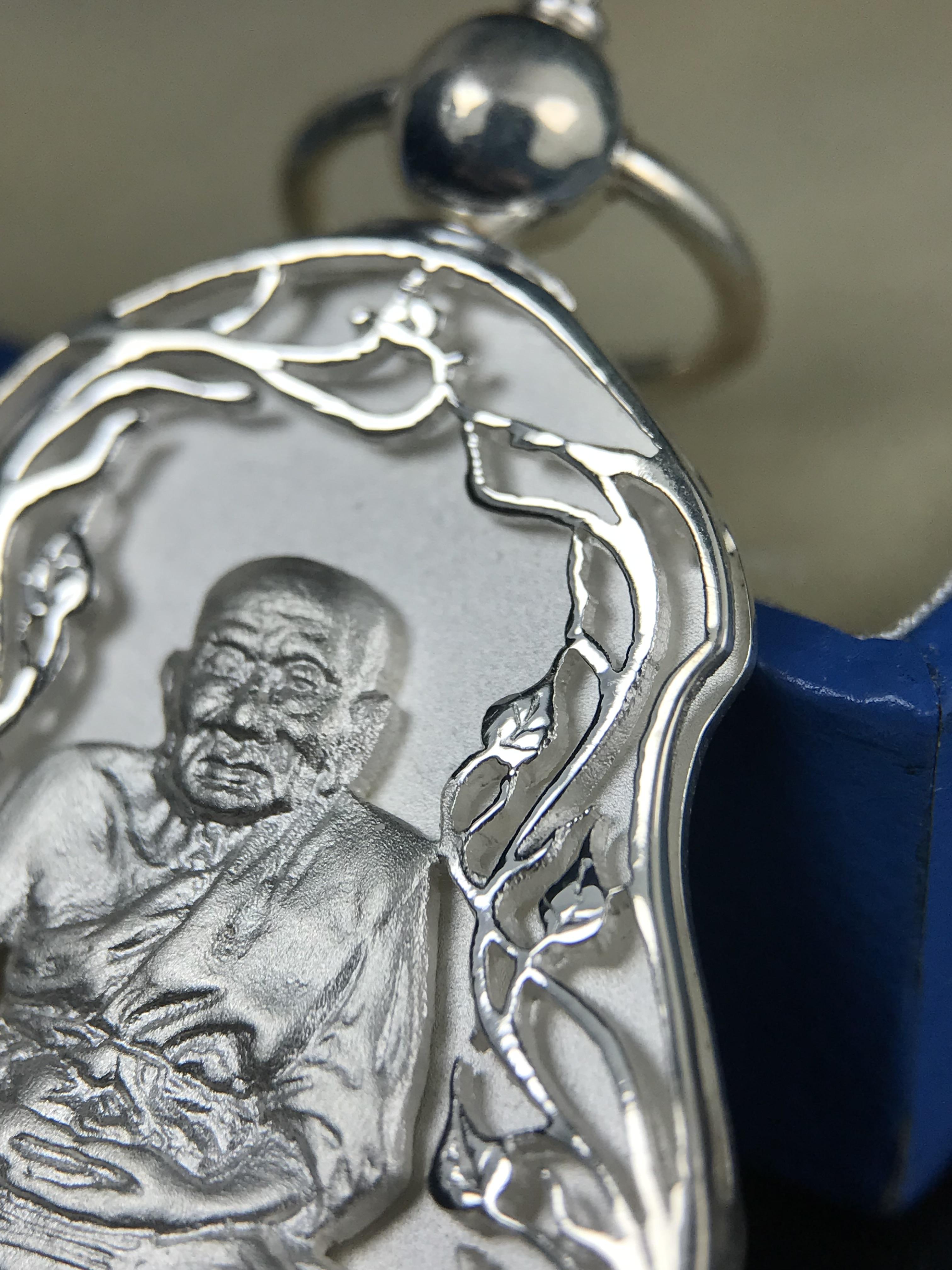 เหรียญหลวงปู่ทวด พระนามาภิไธย สก. แบบงานฉลุโบราณ(HAND MADE) ปี 2544 เนื้อเงิน(ผิวสวย) พิธีปลุกเสก ณ อุโบสถวัดช้างให้ และ พิธีมังคลาภิเษก ณ พระอุโบสถ วัดพระศรีรัตนศาสดาราม(วัดพระแก้ว) (1 ใน 2000 เหรียญ)พบเจอน้อยหายากมาก