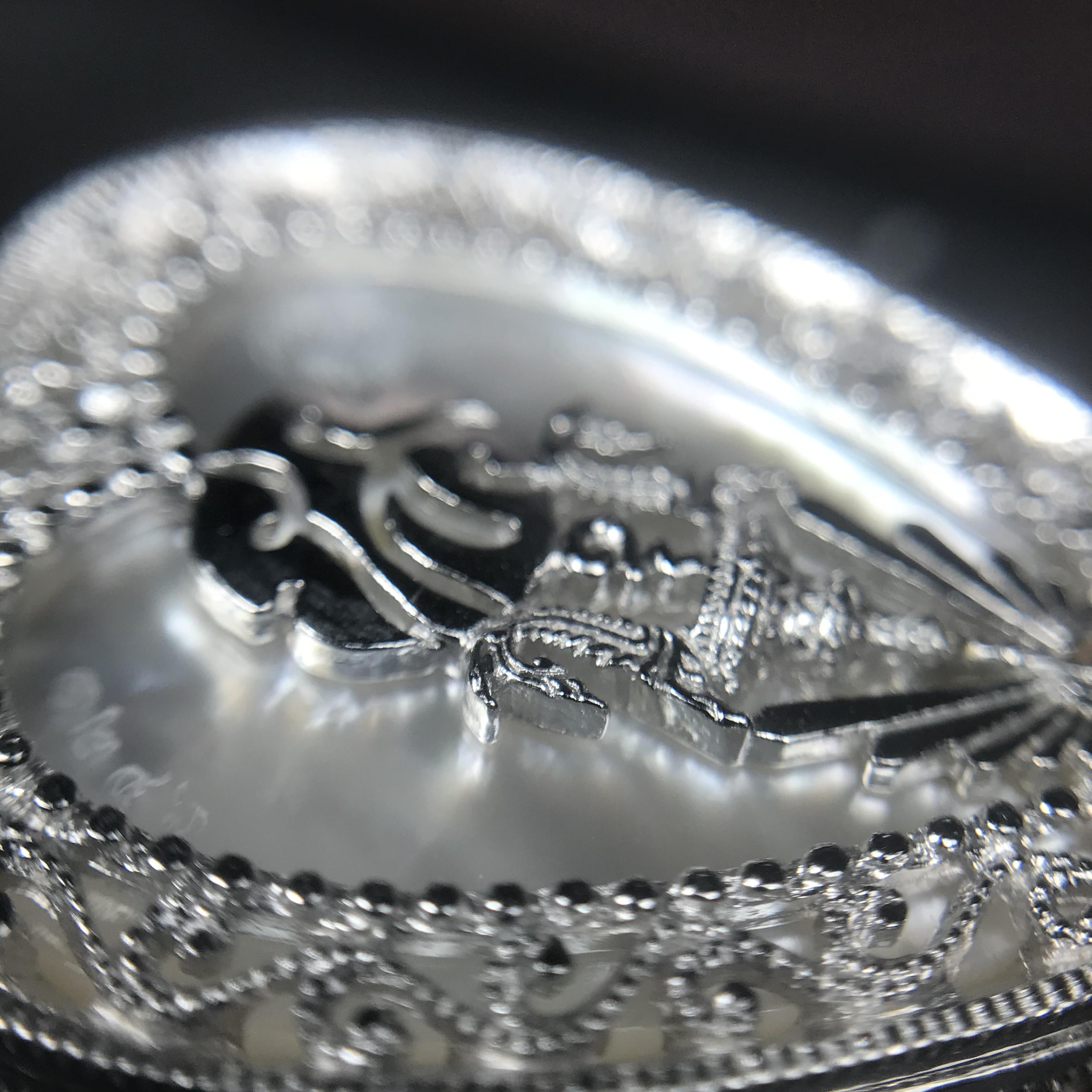 พระพุทธชินราช ภปร. โครงการ "เพราะแผ่นดินนี้ คือ แผ่นดินเกิด" ปี2548(รุ่นแรก) เหรียญทรงใบโพธิ์ ขนาด 21 x 29 มม. เนื้อเงินสามกษัตริย์ องค์พระชุบสามกษัตริย์ ล้อมด้วยกรอบเงินชุบทองคำขาวสลักเสลาเป็นลวดลายละเอียดอ่อน ส่วนพื้นองค์พระเป็นเปลือกหอยมุข