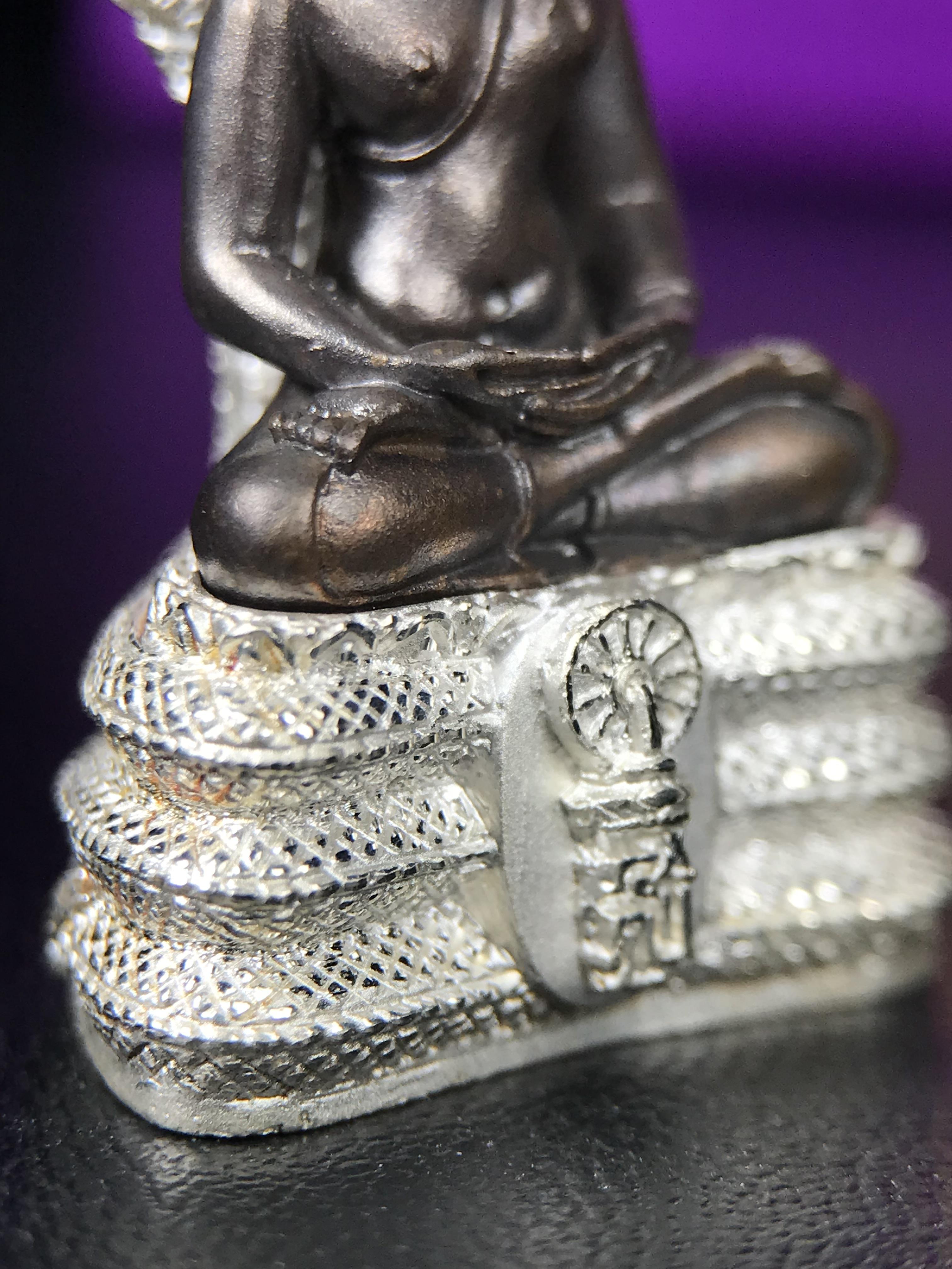 พระนาคปรก สธ. รุ่นสร้างพระอุโบสถเฉลิมพระเกียรติ 4 รอบ 84 พรรษา สมเด็จพระเทพรัตนราชสุดาฯ วัดบวรนิเวศวิหาร ปี 2543 พิมพ์ใหญ่ องค์พระเนื้อนวโลหะ ฐานนาคปรกเนื้อเงิน(สภาพ สวย )พิธีใหญ่ พุทธศิลป์งดงาม หายาก(องค์หมายเลขสวย ๒๖๗) (1 ใน 1999 องค์)