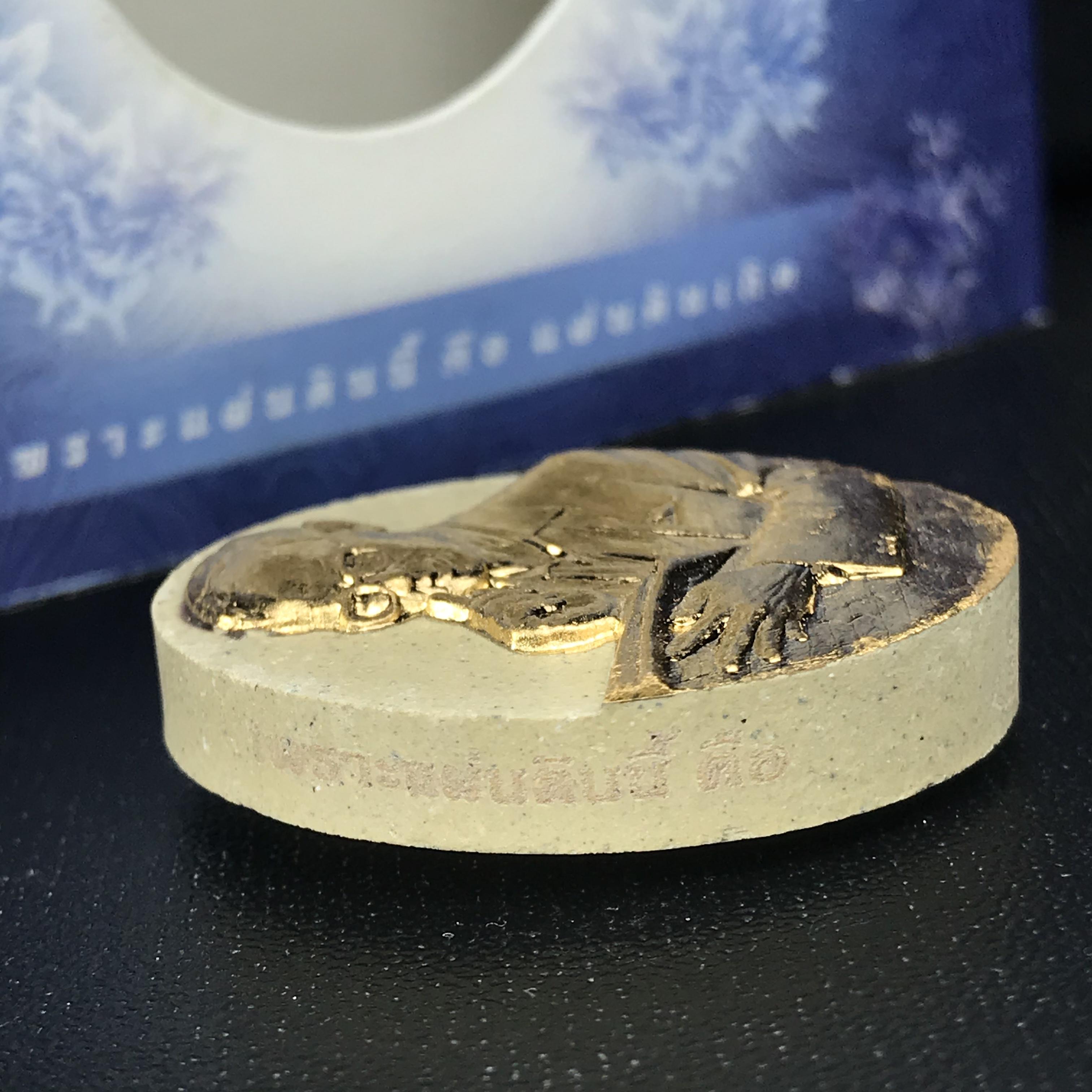 รูปหล่อพระบาทสมเด็จพระเจ้าอยู่หัว(ทรงงาน) ภปร. โครงการ เพราะแผ่นดินนี้คือแผ่นดินเกิด ปี2551 เนื้อผง ด้านหน้าปิดทอง หลัง ภ.ป.ร. ปิดทอง (มวลสารพระราชทานเส้นพระเจ้า (เส้นผม) ของพระบาทสมเด็จพระเจ้าอยู่หัวรัชกาลที่9