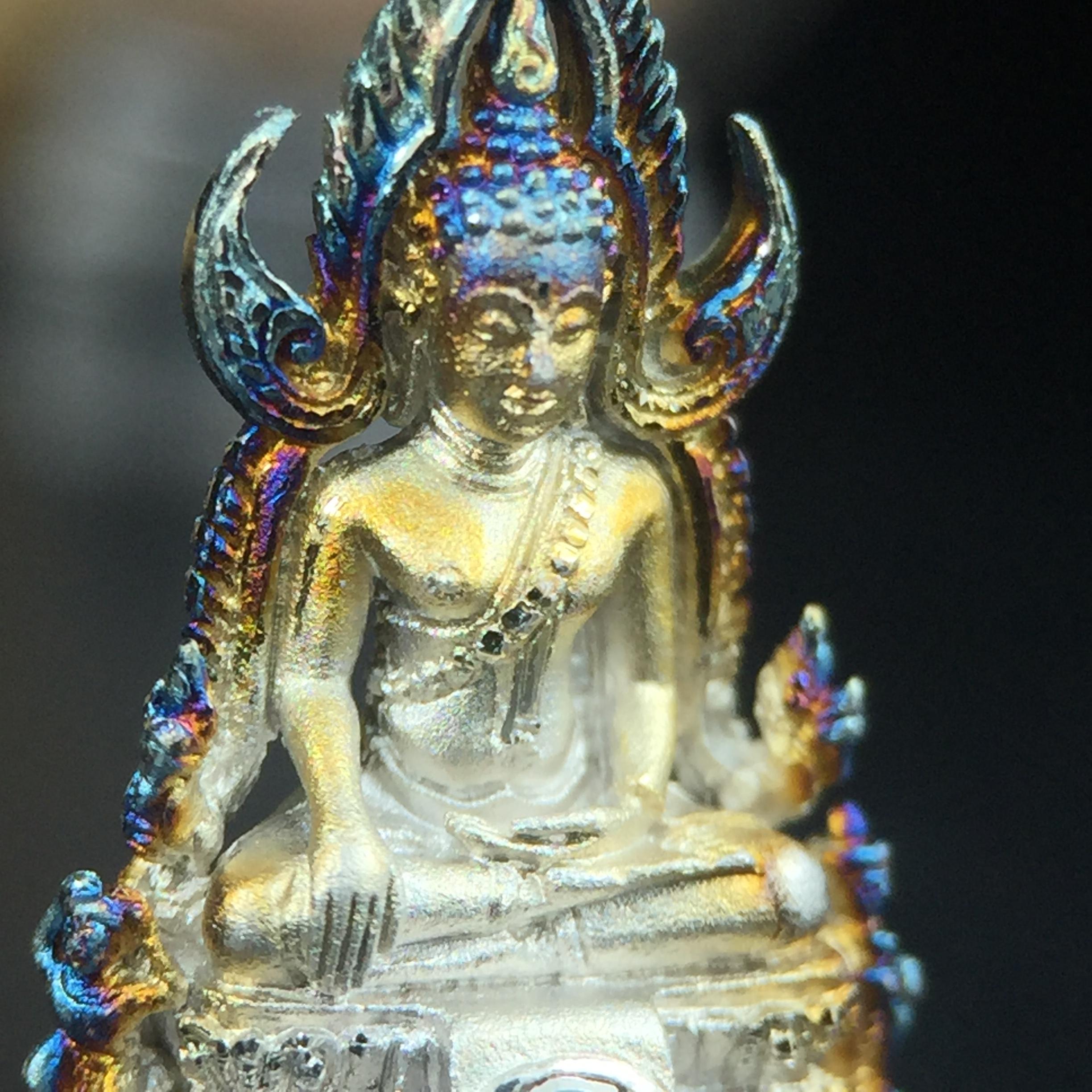 พระพุทธชินราช(จำลอง) ภปร. 84 พรรษา เนื้อเงินชุบทองคำขาว พิมพ์เล็กขนาดหน้าตัก 1/4 นิ้ว (สภาพผิวเดิมสวย ขึ้นสีรุ้งธรรมชาติ แบบนิยม)(พระราชทานมวลสาร จิตรลดาและเส้นพระเจ้า(เส้นผม))พุทธศิลป์ทรงคุณค่าอีกหนึ่งรุ่นยอดนิยม