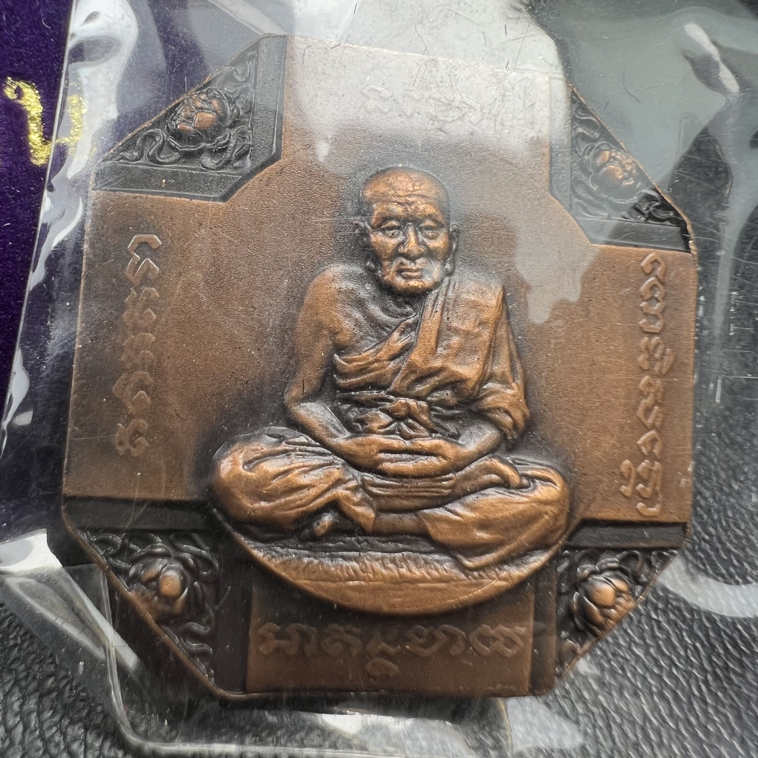 เหรียญหลวงพ่อทวด รุ่นสมเด็จเจ้าฟ้ามหาจักรี 48พรรษา โดยสภากาชาดไทย ปี2546 เหรียญบรอนซ์พ่นทราย(เพื่อพระราชทานตามพระราชอัธยาศัย) ขนาด 2.8 ซม.พร้อมซีนซองถุงบรรจุเดิมครบสวยงาม(เหรียญจัดสร้างเนื้อพิเศษเป็นรูปแบบพระราชทาน ไม่มีในรายการสั่งจอง หายาก)