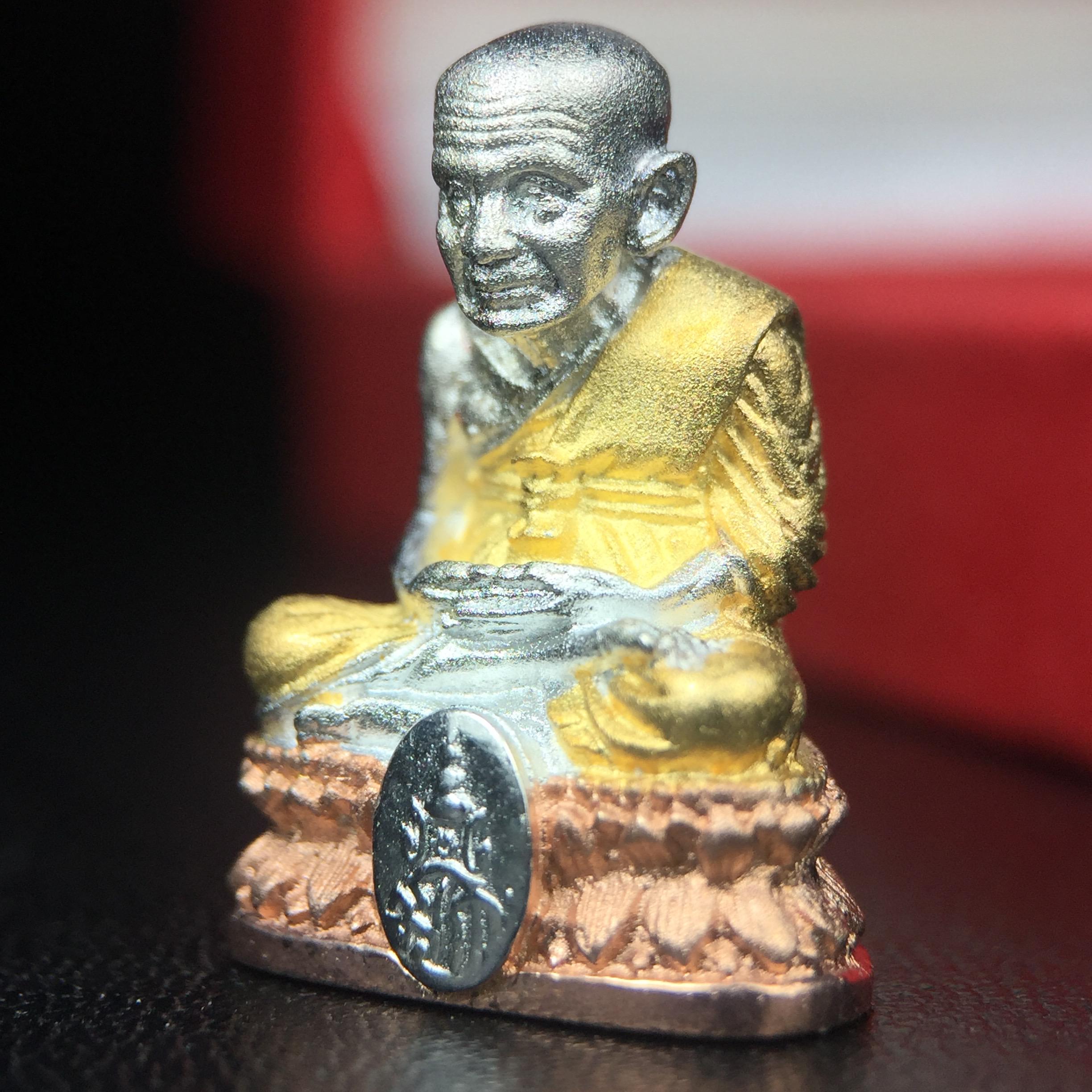 สมเด็จหลวงปู่ทวด วัดช้างให้ รุ่น เฉลิมพระเกียรติ ตราสัญลักษณ์ มวก. พิมพ์ลอยองค์เนื้อเงิน-สามกษัตริย์ ปี 2544 พิธีพุทธาภิเษกใหญ่ ณ อุโบสถวัดช้างให้และอุโบสถวัดพระศรีรัตนศาสดาราม ( วัดพระแก้ว )โดยนิมนต์เกจิชื่อดังสายใต้ทั้งหมดจำนวน 108 รูป