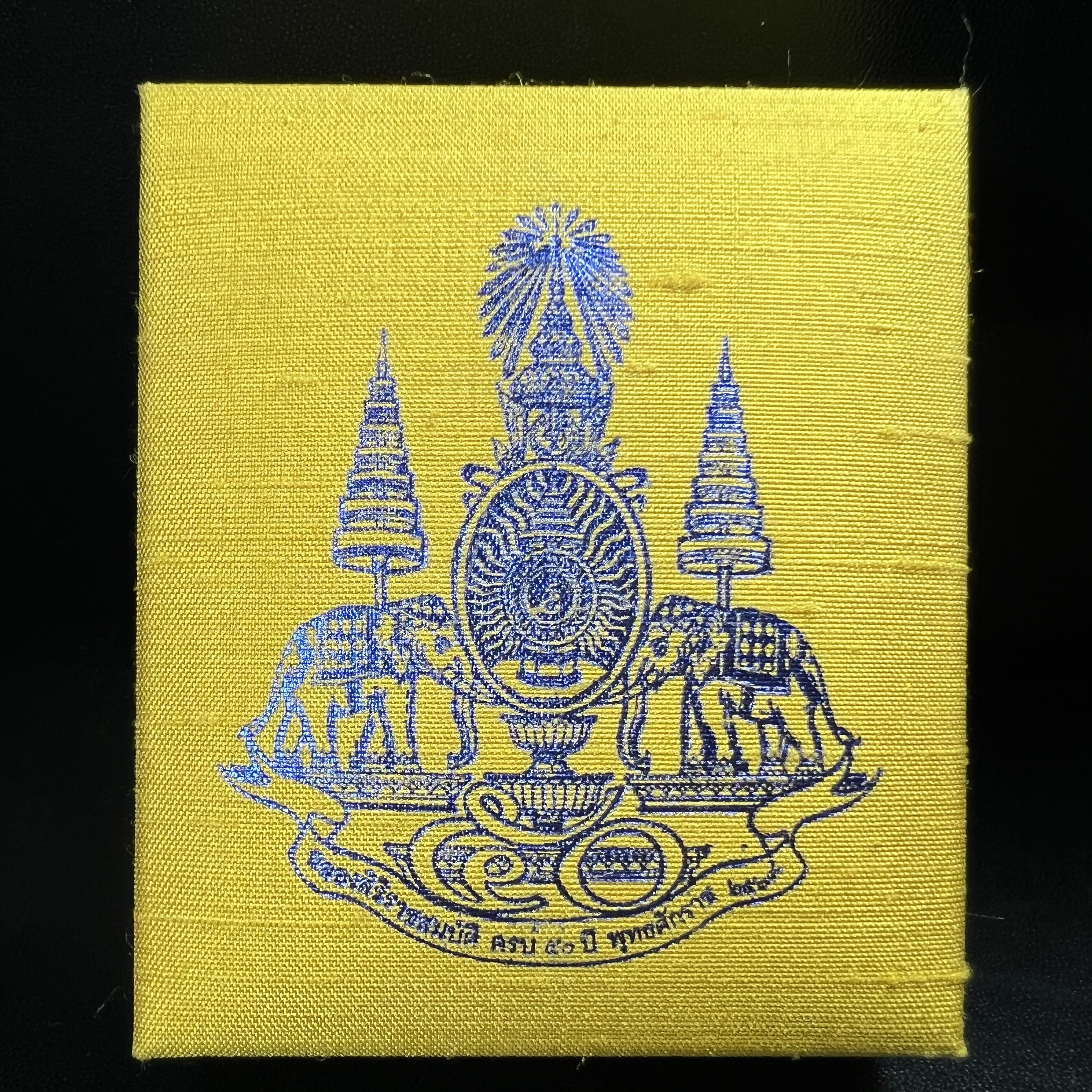 เหรียญพระพิฆเนศวร ญสส. ชุดกาญจนาภิเษกครองราชย์ 50 ปี พุทธศักราช 2538 พิมพ์ใหญ่(2.9 ซม.) เนื้อเงินผิวเดิมกลับดำขึ้นสีรุ้งเข้มขลังงดงามธรรมชาติสร้างสรรค์ สภาพสวยเดิมพร้อมกล่องบรรจุเดิม ตอกโค๊ดหมายเลขกำกับ(1ใน 5539องค์)