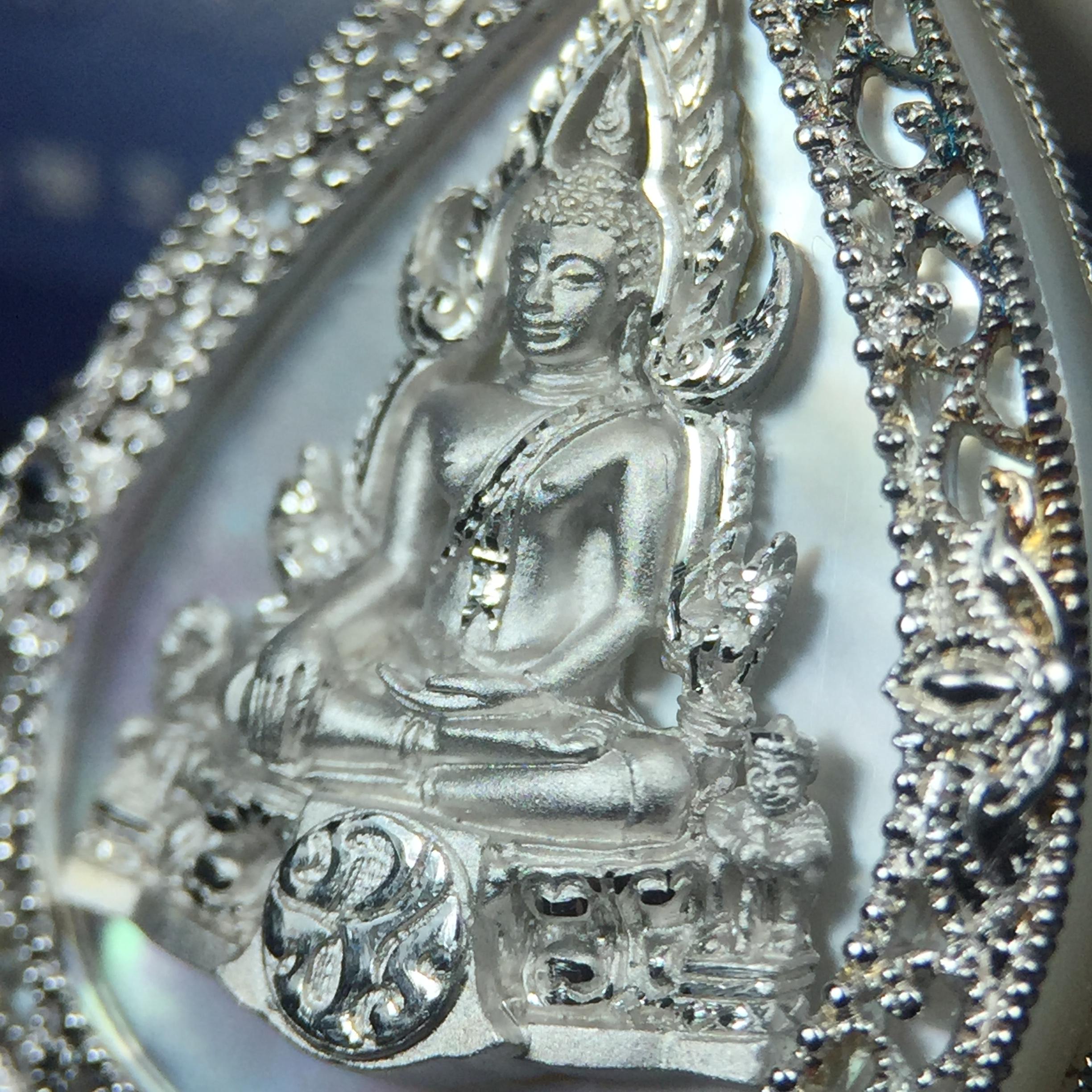 เหรียญพระพุทธชินราช ภปร. โครงการ เพราะแผ่นดินนี้คือแผ่นดินเกิด ปี 2551 รูปหยดน้ำ เนื้อเงินชุบทองคำขาว(ล้อมด้วยกรอบเงินชุบทองคำขาวสลักเสลาเป็นลวดลายละเอียดอ่อน ส่วนพื้นองค์พระเป็นเปลือกหอยมุขสวยงดงาม )(ขนาด 21 x 29 มม.) (สวยงามหายาก)1ใน5000องค์