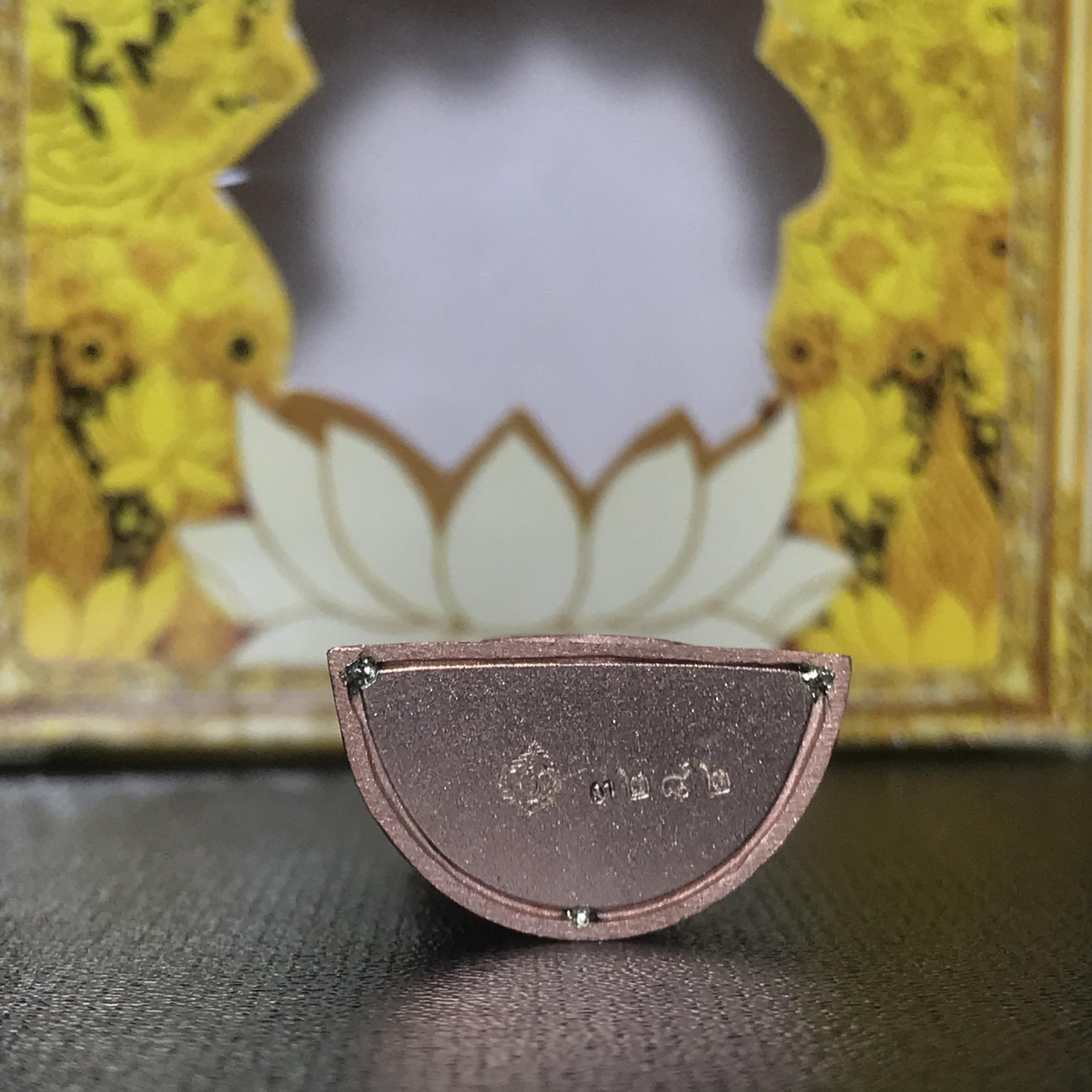 พระแก้วมรกต(จำลอง)ลอยองค์ ขนาดหน้าตัก 1/2 นิ้ว ทรงเครื่องฤดูร้อน เนื้อเงินสามกษัตริย์ ตราสัญลักษณ์ฉลองสิริราชสมบัติ ครบ 60 ปี พ.ศ.2549(สภาพสวย ครบ สมบูรณ์))