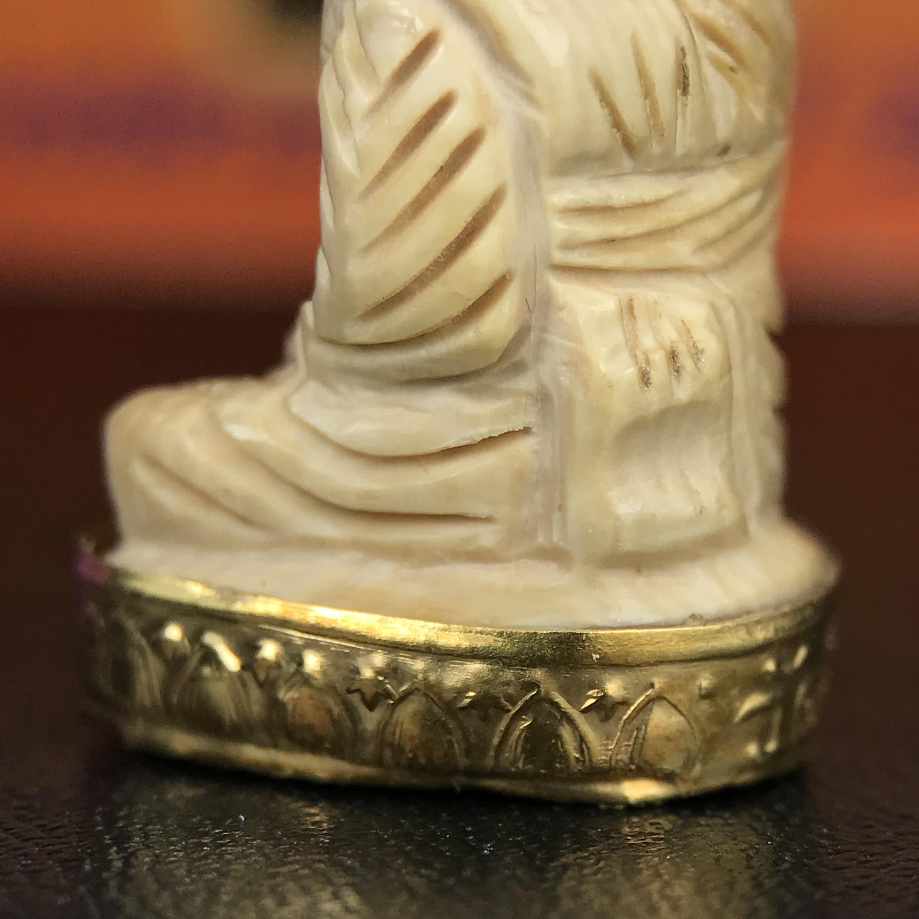 สมเด็จหลวงพ่อทวด รุ่นคชสารหมื่นปี (ศิลปาชีพ) วัดช้างให้ ปี 2541โดยมีท่าน อ.นอง วัดทรายขาว เป็นเจ้าพิธี และมีเกจิร่วมปลุกเสก 108 รูป บรรจุผงว่านเก่าและดินกากยายักษ์(พิมพ์ลอยองค์ฐานทองคำโค๊ตทองคำ)พร้อมกล่องบรรจุและใบรับรองเดิมครบ นิยมหายาก