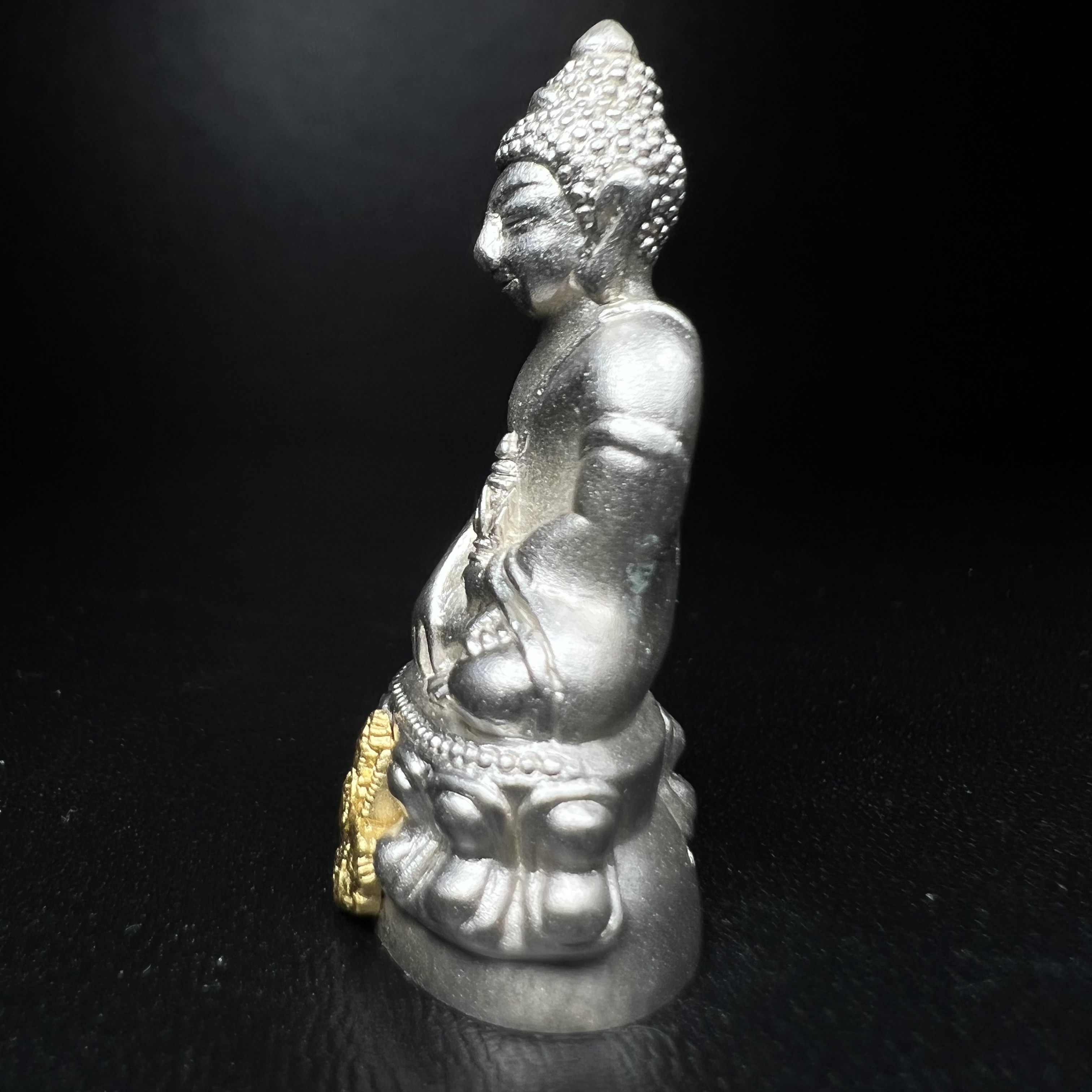 พระกริ่งสมเด็จญาณ วัดบวรนิเวศวิหาร เนื้อเงินบริสุทธิ์ 92.5% ตรากาญจนาภิเษกทองคำ(เนื้อทองคำแท้) พระราชทานแจกเมื่อ 3 ตุลาคม 2538 จัดสร้างในวโรกาส สมเด็จพระญาณสังวร สมเด็จพระสังฆราช ฉลองพระชนมายุครบ 82 พรรษา และฉลองครองราชสมบัติครบ 50 ปี รัชกาลที่ 9(หายาก)