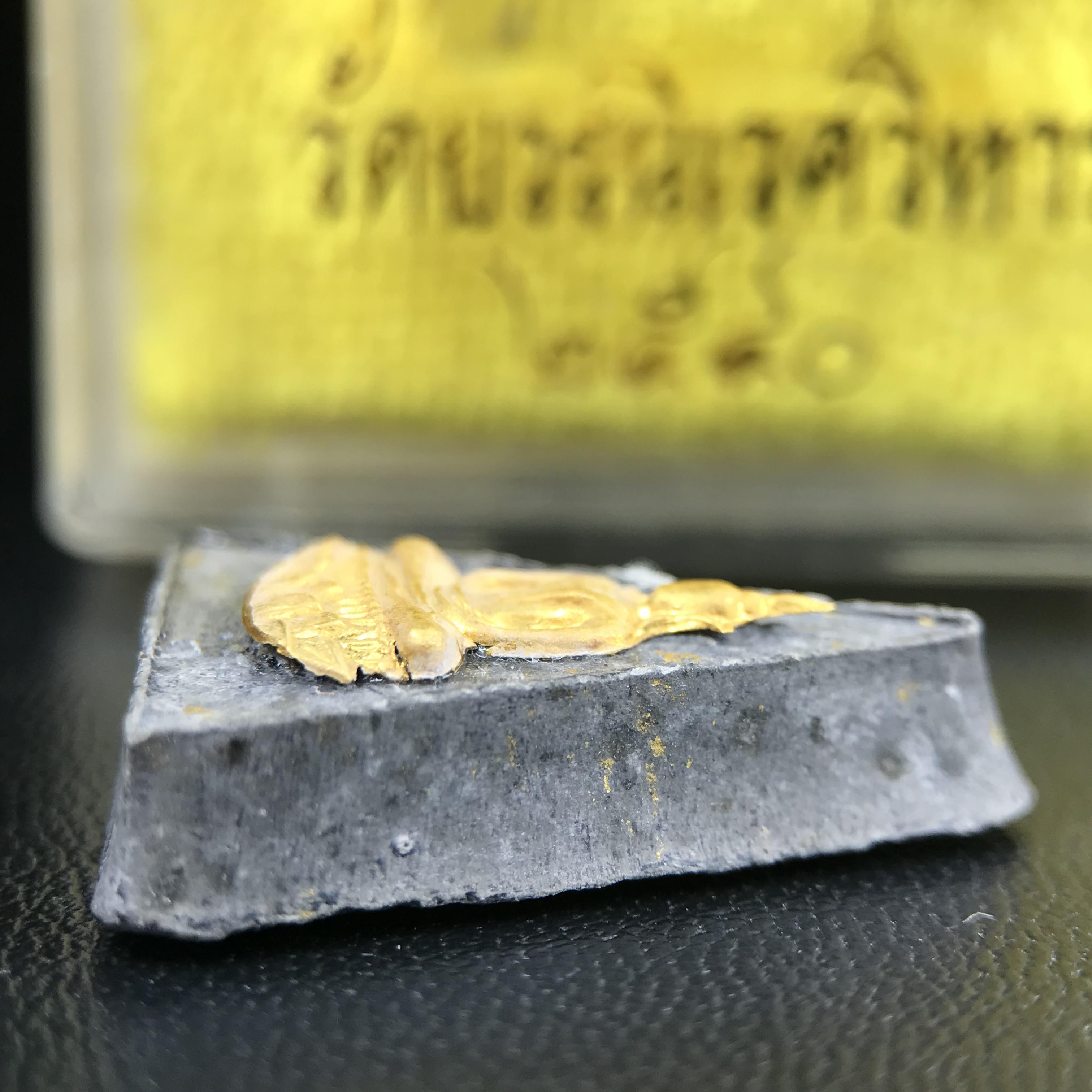 พระกำลังแผ่นดิน พระราชทาน วัดบวรนิเวศวิหาร ปี 2539 พิมพ์เล็กหน้ากากทองคำ (ในหลวง รัชกาลที่ 9 พระราชทานมวลสารจิตรลดา)นิยมหายาก