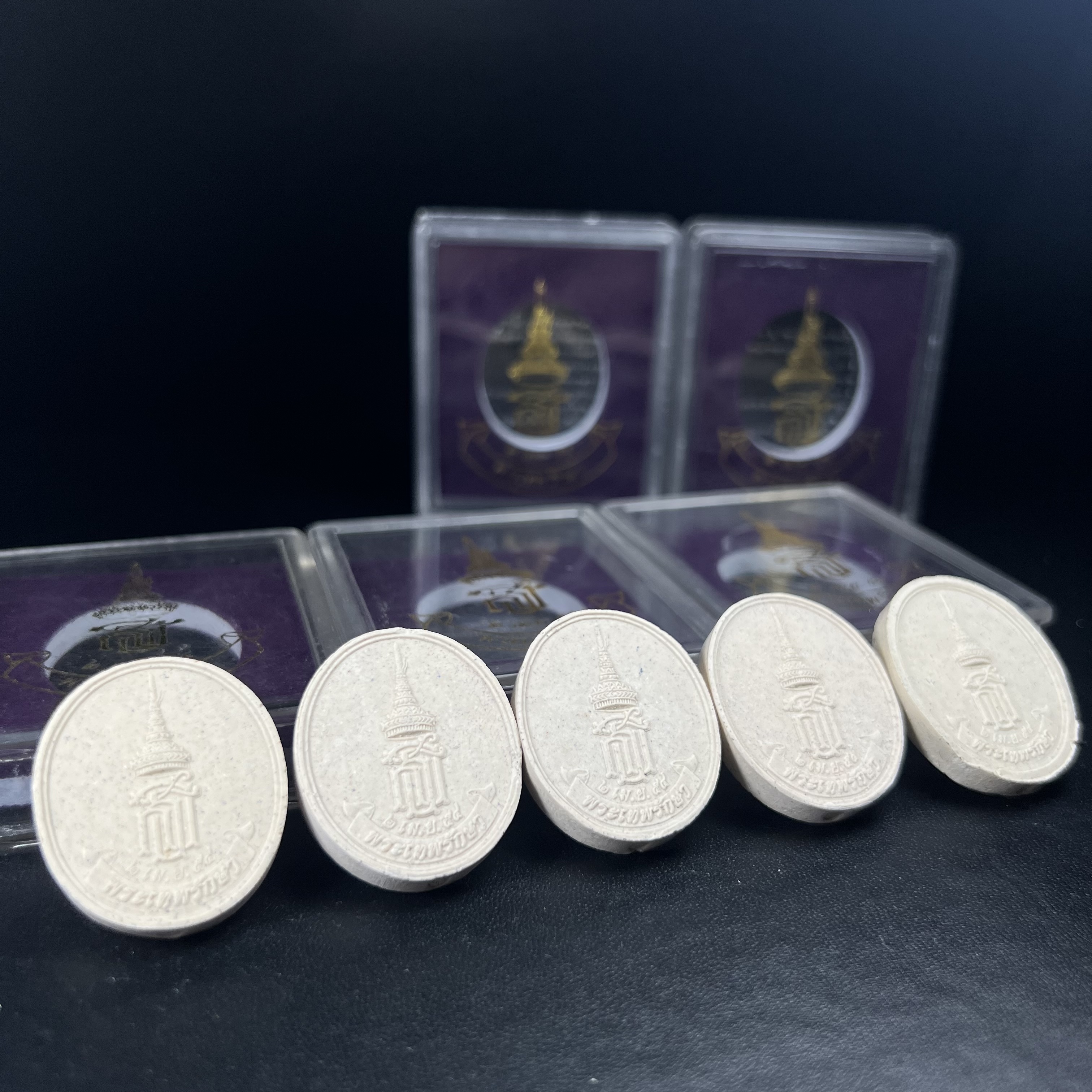 พระเบญจพุทธปาฏิหาริย์ สธ. รุ่น “พระเทพรักษา” ปี 2554 ชุดเนื้อผง ขนาด 2.5 ซม.(ครบชุด 5 องค์) พร้อมกล่องบรรจุเดิมครบสมบูรณ์(พิธีใหญ่ มหาพุทธาภิเษก 5 วัด 5 พิธี)