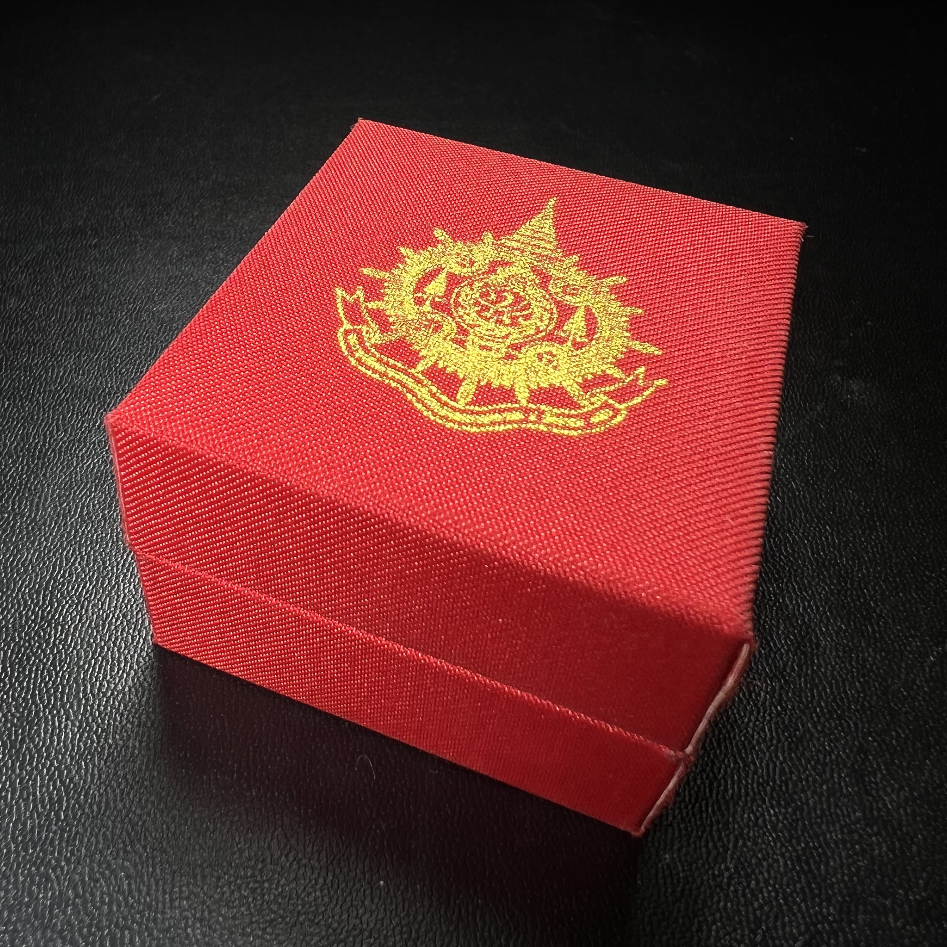 พระกริ่งไพรีพินาศ บรรจุเหล็กไหล ครั้งแรกและครั้งเดียวในประวัติศาสตร์ เฉลิมพระเกียรติ พระบาทสมเด็จพระเจ้าอยู่หัวรัชกาลที่9 พระชนมพรรษา 6 รอบ ปี2542 เนื้อนวโลหะผสมทองคำ(บรรจุเหล็กไหล)ดีนอก-ดีใน พิธีใหญ่ มวลสารเด่น (หายาก)