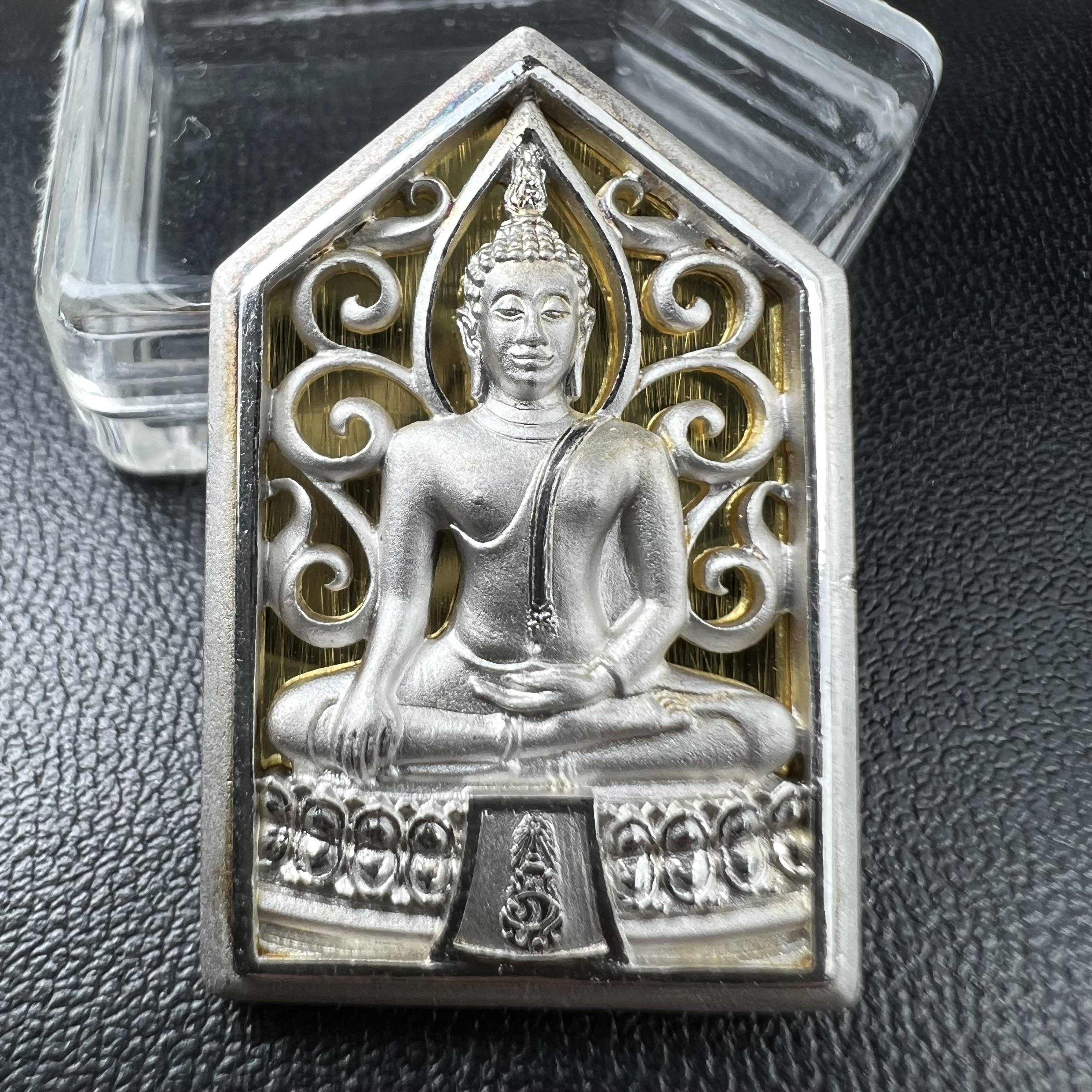 พระพุทธรูปคุ้มเกล้าฯ ภปร.(ใต้ร่มพระบารมี คุ้มเกล้า) 60ปี รพ.ภูมิพลฯ พ.ศ.2552 เหรียญเนื้อเงิน ชุบทองคำขาว(พิมพ์ รูปอาร์ม+รูปใบมะขาม+รูปห้าเหลี่ยม)(1ชุด 3 พิมพ์ ครบทุกแบบที่จัดสร้าง)1 ใน 5000 เหรียญ ครบชุดหายาก