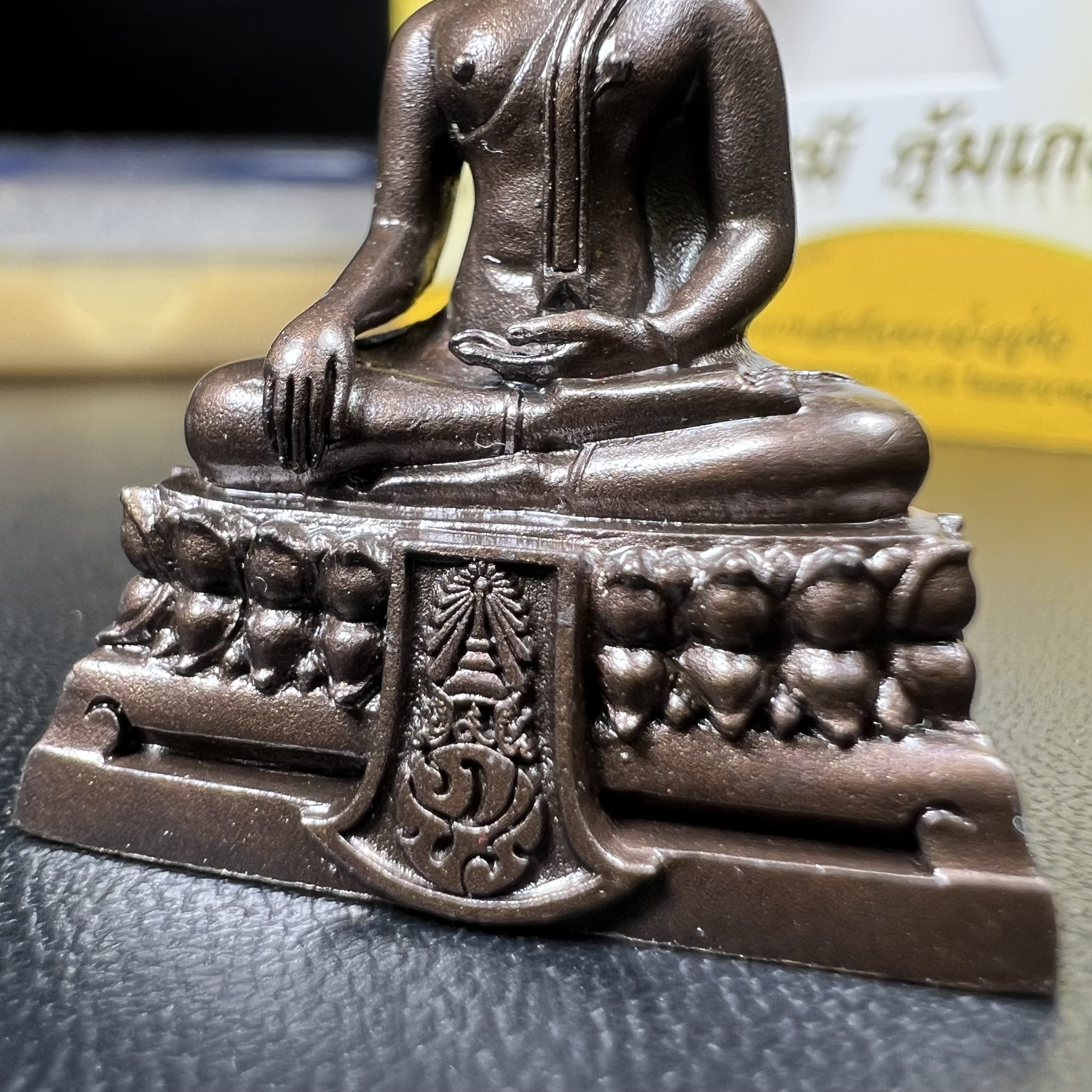 พระพุทธรูปคุ้มเกล้าฯ ภปร.(ใต้ร่มพระบารมี คุ้มเกล้า) 60ปี โรงพยาบาลภูมิพลฯ พ.ศ.2552 เนื้อนวโลหะ รมดำ(พิมพ์ใหญ่ขนาด 35.5*24 มม.)สภาพสวยเดิมพร้อมกล่องบรรจุเดิม ตอกโค๊ดหมายเลขกำกับ