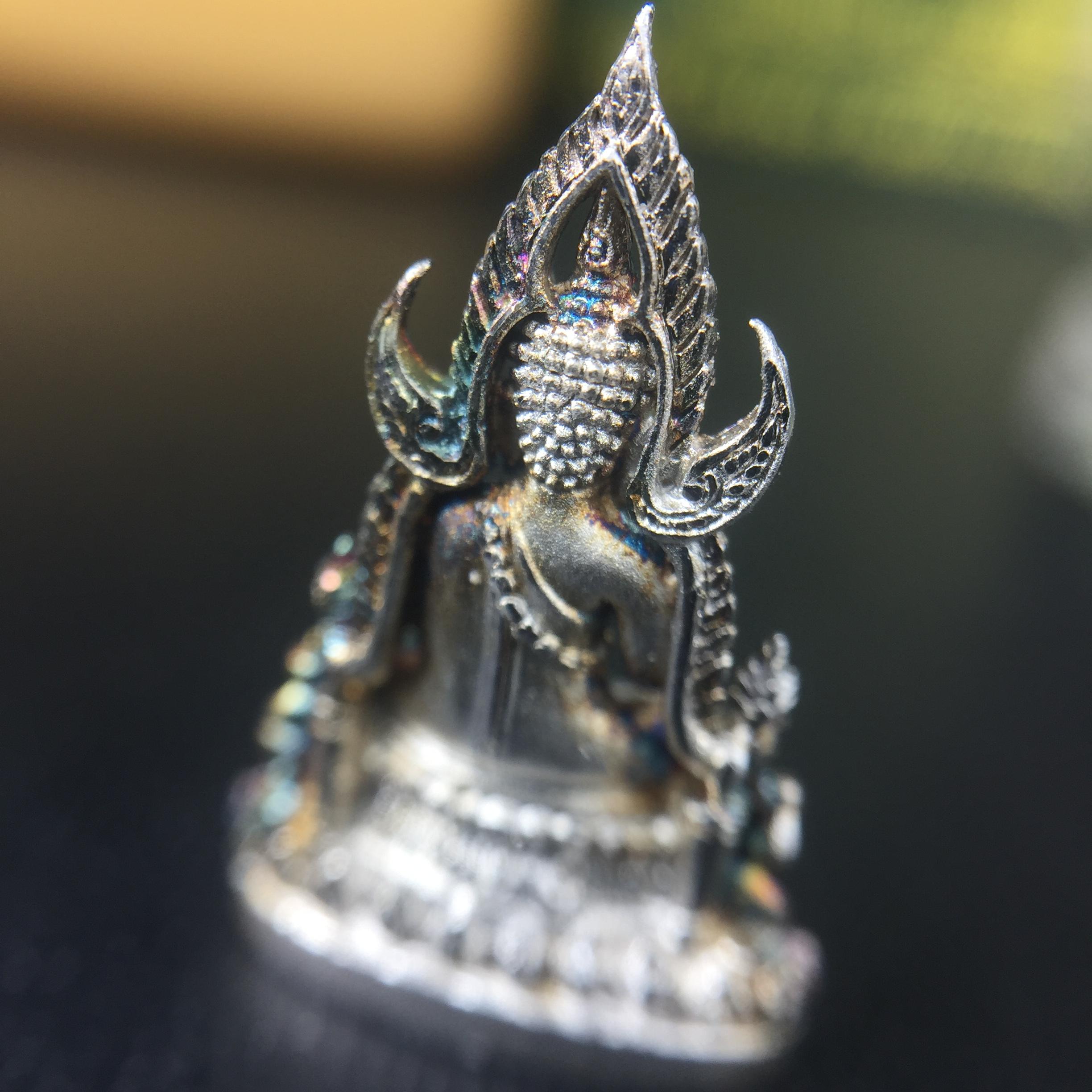 พระพุทธชินราช(จำลอง) ภปร. 84 พรรษา เนื้อเงินชุบทองคำขาว พิมพ์เล็กขนาดหน้าตัก 1/4 นิ้ว (สภาพผิวเดิมสวย ขึ้นสีรุ้งธรรมชาติ แบบนิยม)(พระราชทานมวลสาร จิตรลดาและเส้นพระเจ้า(เส้นผม))