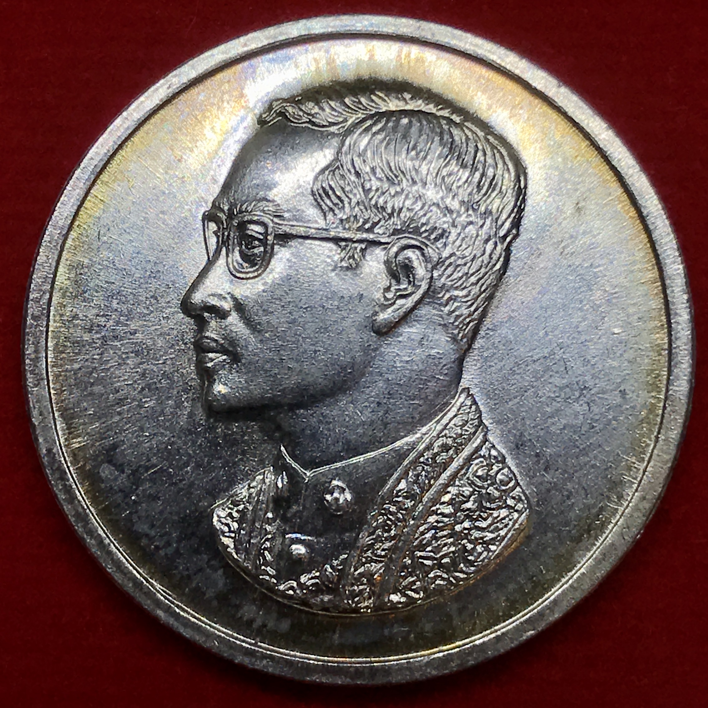 เหรียญพระบรมรูปคุ้มเกล้า รพ.ภูมิพล ปี2522 (ในหลวงรัชกาลที่9 เสด็จเททอง) เนื้อเงินพิมพ์ใหญ่พร้อมซองบรรจุเดิม
