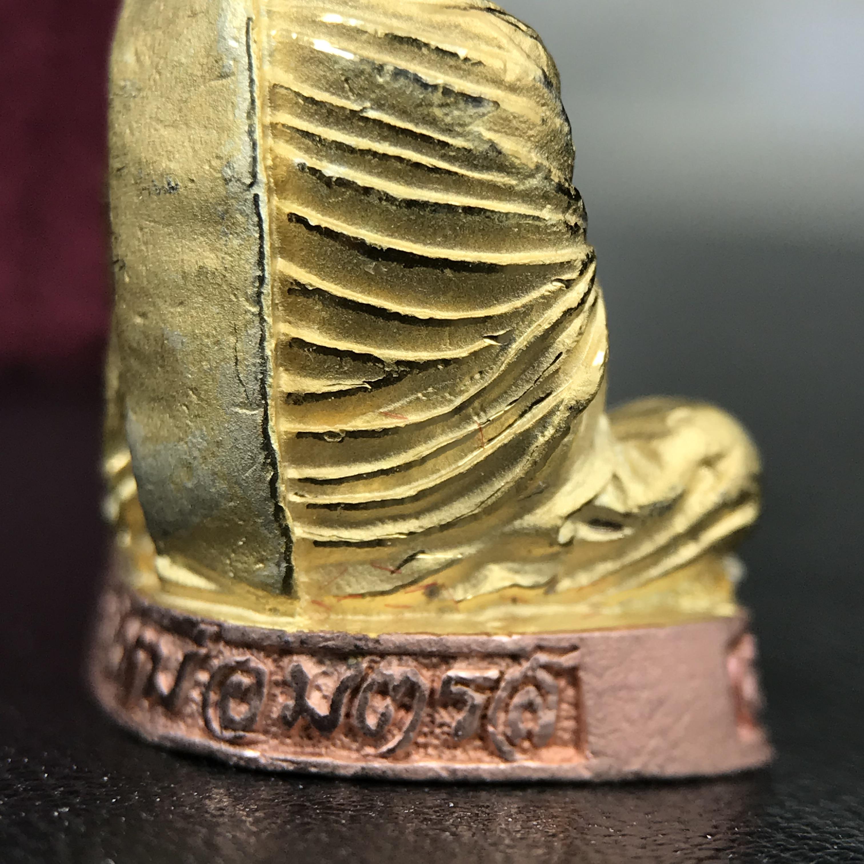 รูปเหมือนสมเด็จพระพุฒาจารย์ (โต พรหมรังสี)วัดใหม่อมตรส บางขุนพรหม ปี2540 รุ่นกาญจนาภิเษก จัดสร้างในวโรกาสที่รัชกาลที่ 9 ทรงครองสิริราชสมบัติ ครบ 50ปี ลอยองค์พิมพ์ใหญ่ เนื้อเงินบริสุทธิ์ 99.9% แบบชุบสามกษัตริย์ขัดเงาบางส่วน พร้อมกล่องบรรจุใบรับรองเดิมครบ