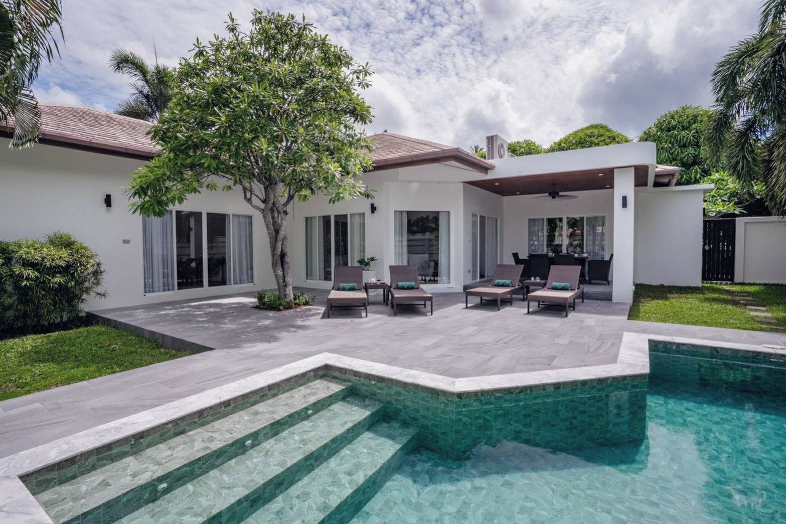 For Rent : Rawai, Luxury Private Pool Villa, 3 bedrooms 3 Bathrooms, Pool view.