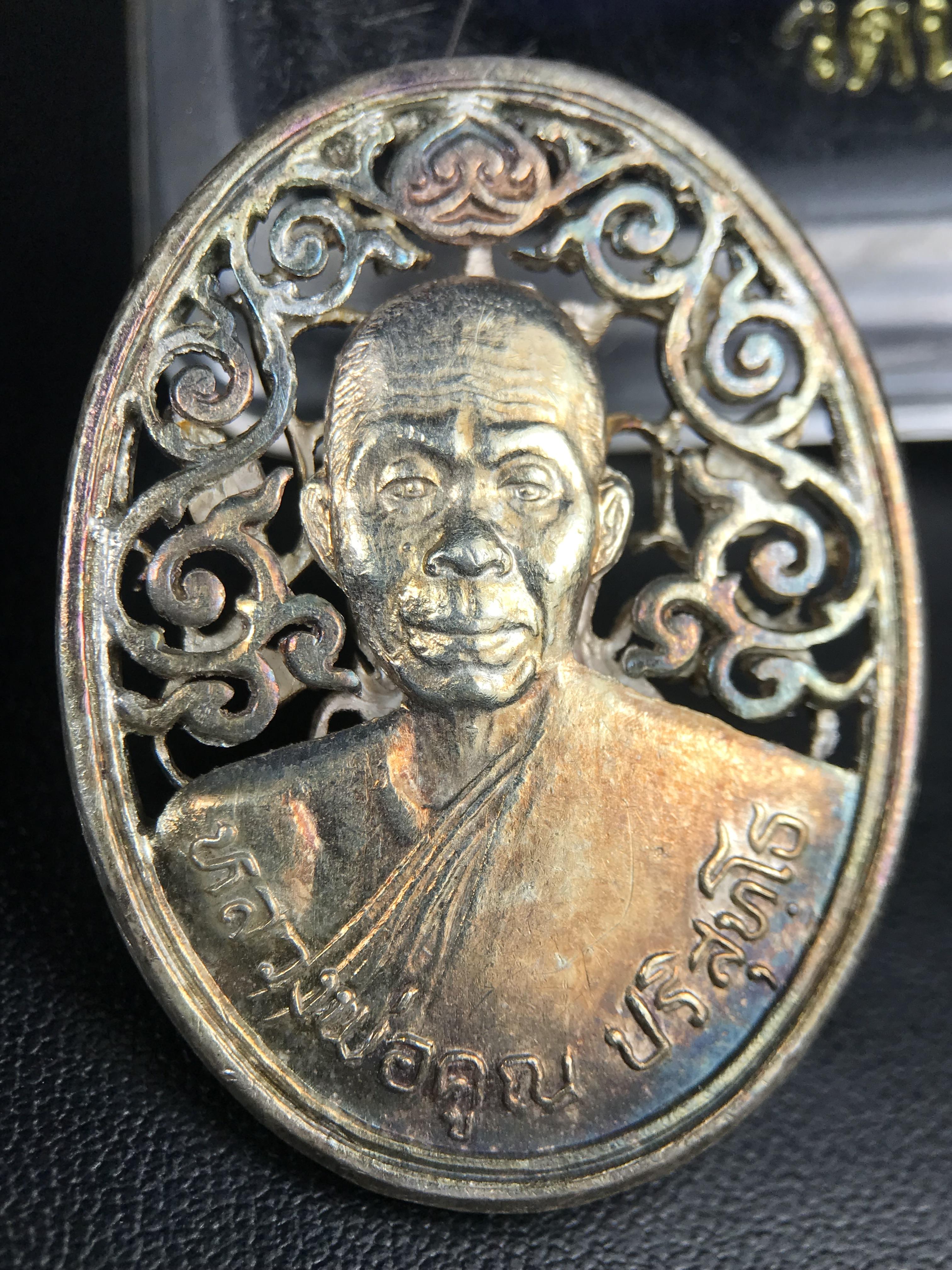 เหรียญหลวงพ่อคูณ ปริสุทโธ วัดบ้านไร่ รุ่น สก. ปี 2536 พิมพ์ลายฉลุ เนื้อเงิน(ผิวเดิมรุ้งสวยมาก) งานมหามงคลเฉลิมพระชนมพรรษา 5 รอบ สมเด็จพระบรมราชินีนาถ จัดสร้างโดย กองพลทหารราบที่๒ ทหารเสือราชินี รักษาพระองค์ (พิธีใหญ่ ประวัติชัดเจน อีกหนึ่งรุ่นยอดนิยม)