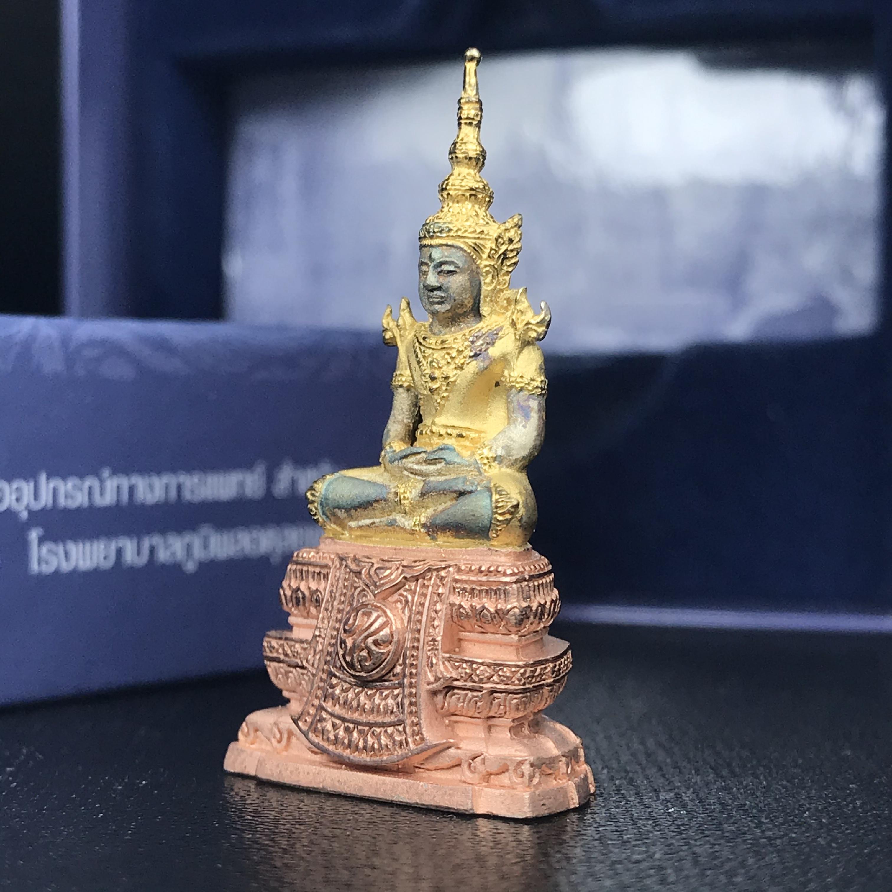 พระแก้วมรกต ภปร. ปี2547 จัดสร้างโดย รพ.ภูมิพลฯ เนื้อเงิน (3 กษัตริย์)ลอยองค์ หน้าตัก 1/2 นิ้ว (สภาพผิวเดิม ขึ้นสีรุ้งธรรมชาติ แบบนิยม) (1ใน3000องค์)