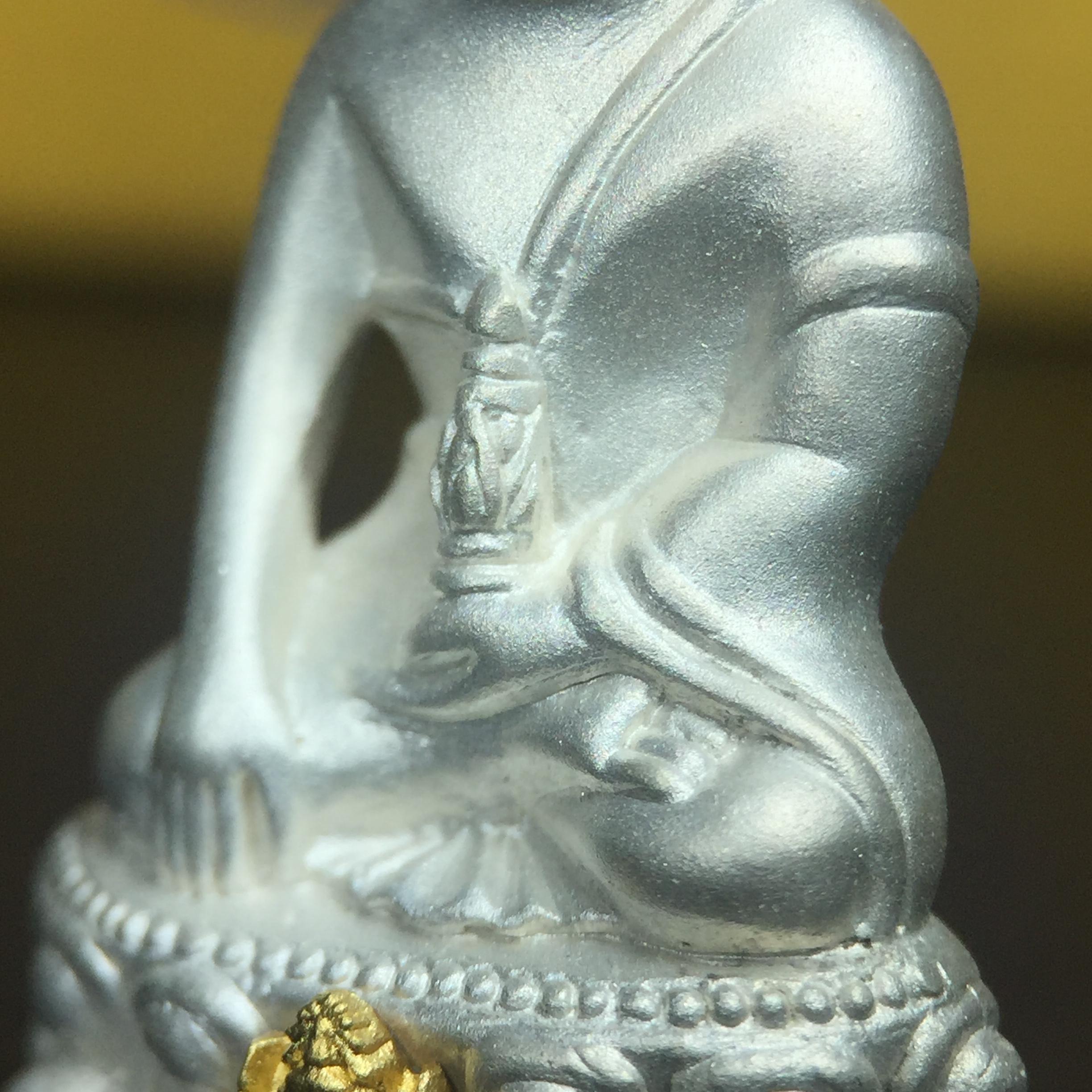 พระกริ่งสมเด็จญาณ วัดบวรนิเวศวิหาร เนื้อเงินบริสุทธิ์ 92.5% ตรากาญจนาภิเษกทองคำ(เนื้อทองคำแท้) พระราชทานแจกเมื่อ 3 ตุลาคม 2538 จัดสร้างในวโรกาส สมเด็จพระญาณสังวร สมเด็จพระสังฆราช ฉลองพระชนมายุครบ 82 พรรษา และฉลองครองราชสมบัติครบ 50 ปี รัชกาลที่ 9(หายาก)