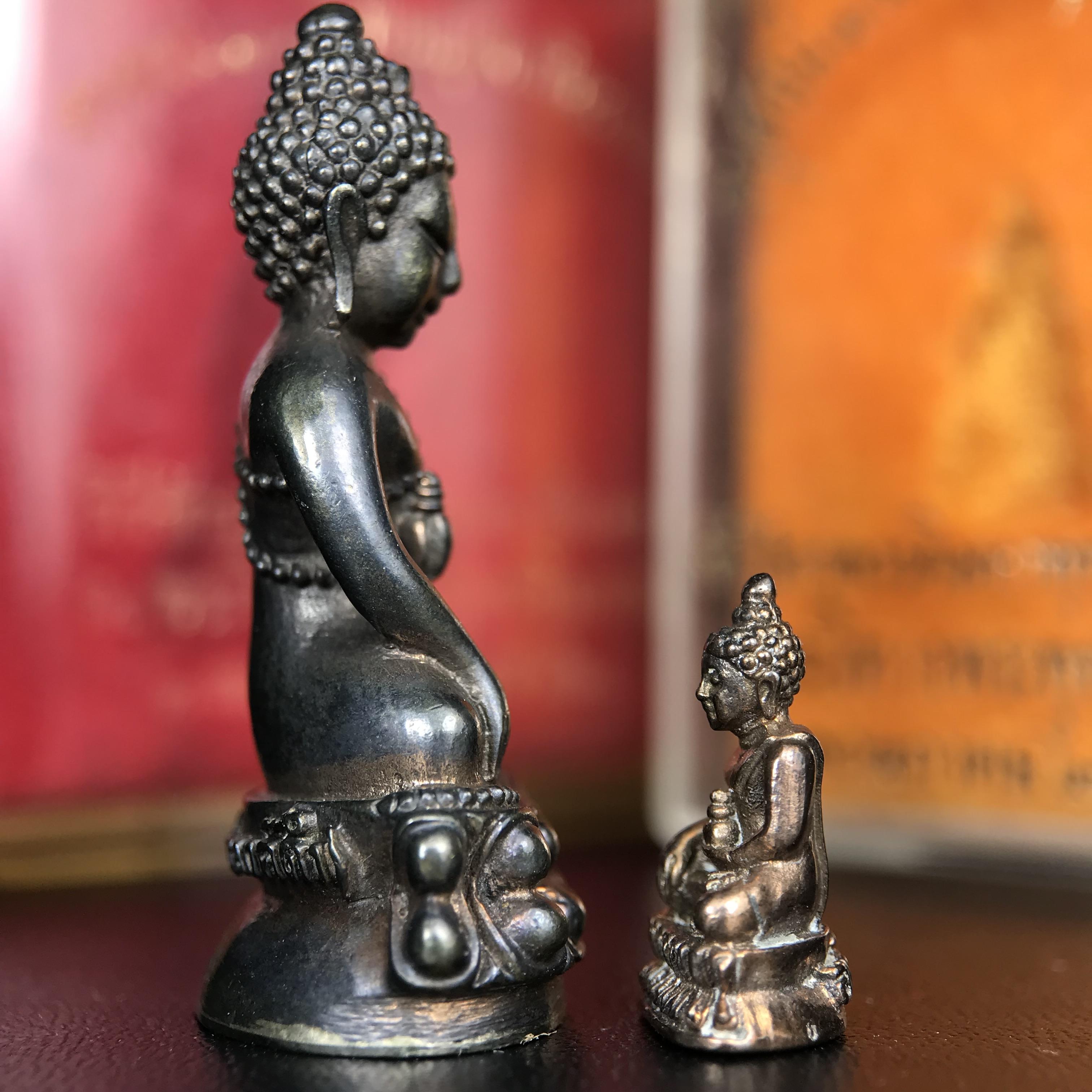 พระกริ่งนเรศวรพระองค์ดำ + พระชัยวัฒน์พระองค์ดำ อนุสรณ์ 100 ปี พิษณุโลกพิทยาคม (โรงเรียนชาย) พิธีจักรพรรดิมหาพุทธาภิเษก ปี 2542 เนื้อนวโลหะ(เต็มสูตรแก่ทองคำ) พิธีใหญ่มวลสารดีเกจิอาจารย์ยอดนิยมร่วมปลุกเสก*** ตอกโค้ดและหมายเลข*** 1 ใน 4999 องค์ ยอดนิยมหายาก