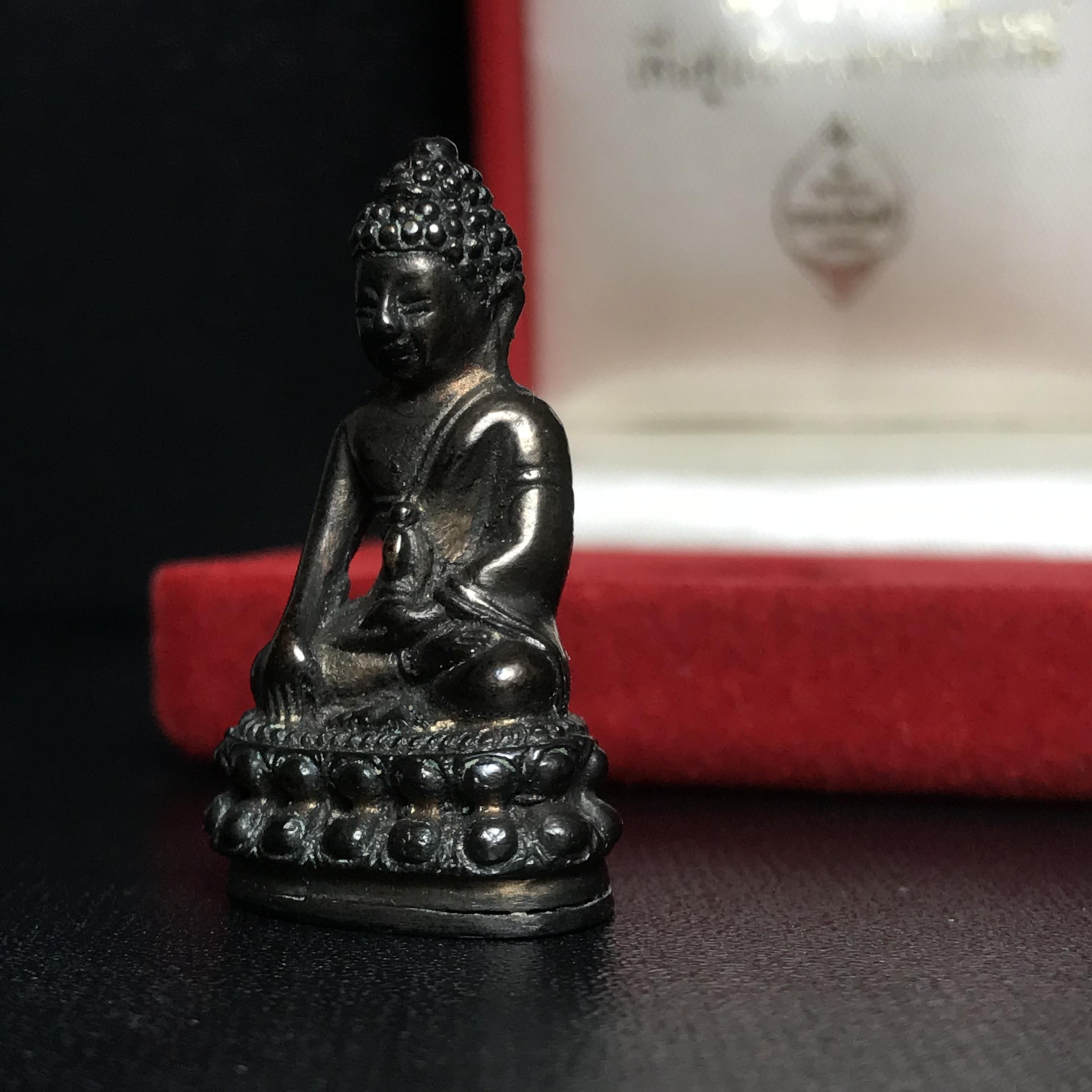 พระกริ่งศาสดา ภปร. วัดบวรนิเวศวิหาร ปี2532 เพื่อศูนย์การแพทย์สิริกิติ์ เนื้อนวโลหะพร้อมกล่องบรรจุเดิม