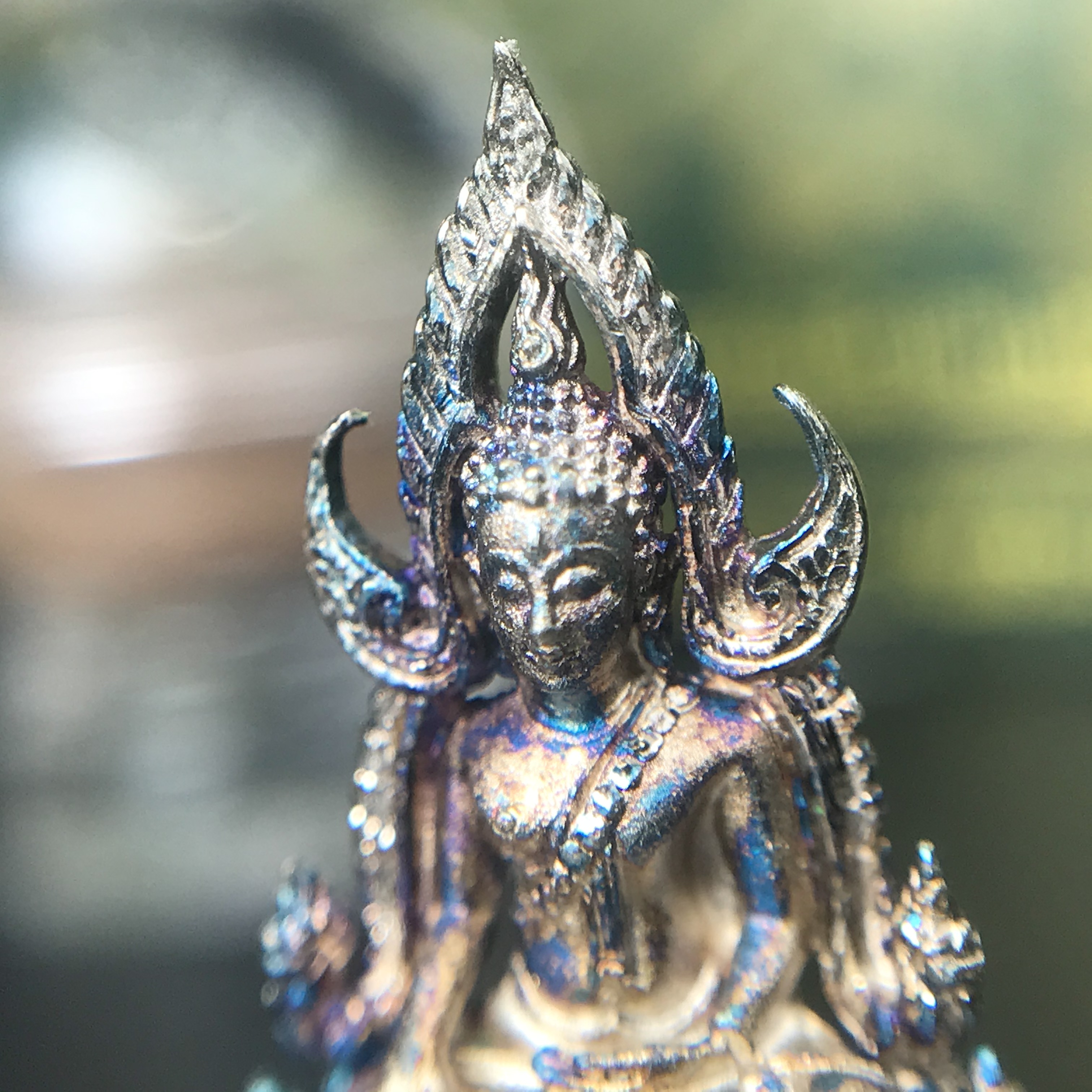 พระพุทธชินราช(จำลอง) ภปร. 84 พรรษา เนื้อเงินชุบทองคำขาว พิมพ์เล็กขนาดหน้าตัก 1/4 นิ้ว (สภาพผิวเดิมสวย ขึ้นสีรุ้งธรรมชาติ แบบนิยม)(พระราชทานมวลสาร จิตรลดาและเส้นพระเจ้า(เส้นผม))