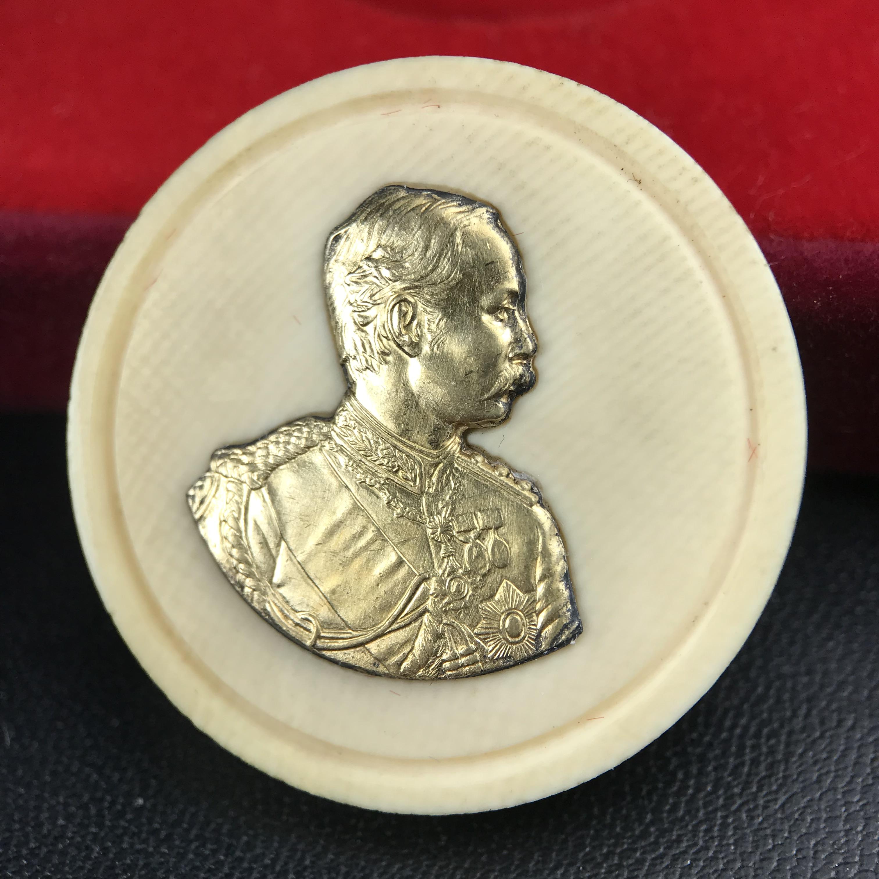 เหรียญรัชกาลที่ 5 คชสารหมื่นปี หลวงพ่ออุตตมะ วัดวังก์วิเวการาม ปี 2540 พิมพ์ใหญ่ขนาด 3.0 ซม. หน้ากากทองคำบริสุทธิ์ 99.99% (ผิวสวยเดิม)พร้อมกล่องบรรจุเดิมครบ(ควรคู่ผู้รู้คุณค่า ด้วยวัตถุมงคล เสริมบุญญาบารมี)