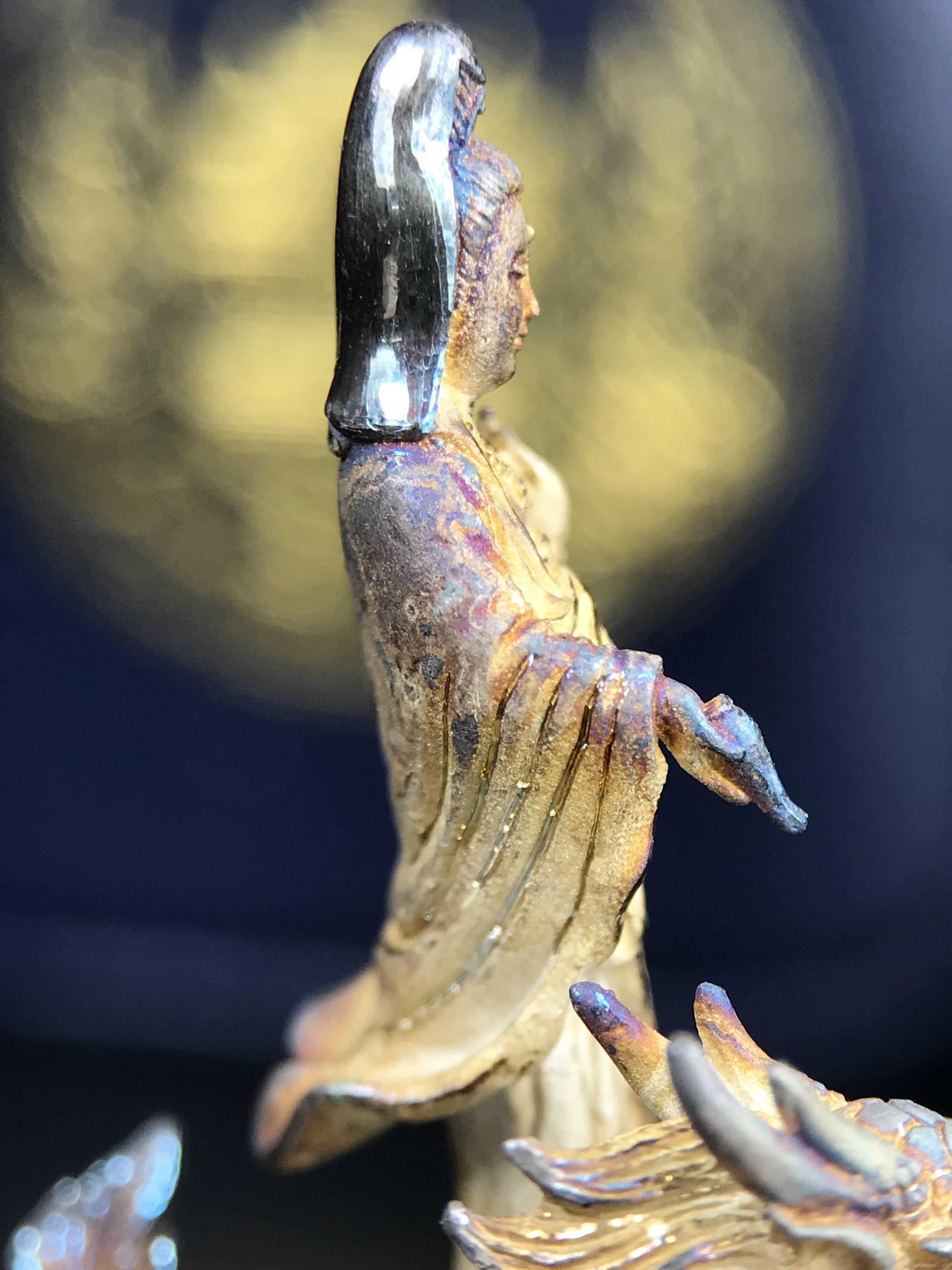 รูปหล่อลอยองค์พระโพธิสัตว์กวนอิม ทรงประทับมังกร จ.ระนอง ปี 2539 เนื้อเงิน พิมพ์ใหญ่(ผิวรุ้งไฟ)(สภาพผิวเดิมขึ้นสีรุ้งธรรมชาติสวยแบบนิยม)(เสน่ห์พระเนื้อเงินสีสันที่ธรรมชาติสรรค์สร้าง)เฉลิมฉลองในวโรกาสที่พระบาทสมเด็จพระเจ้าอยู่หัวทรงครองสิริราชสมบัติครบ50ปี