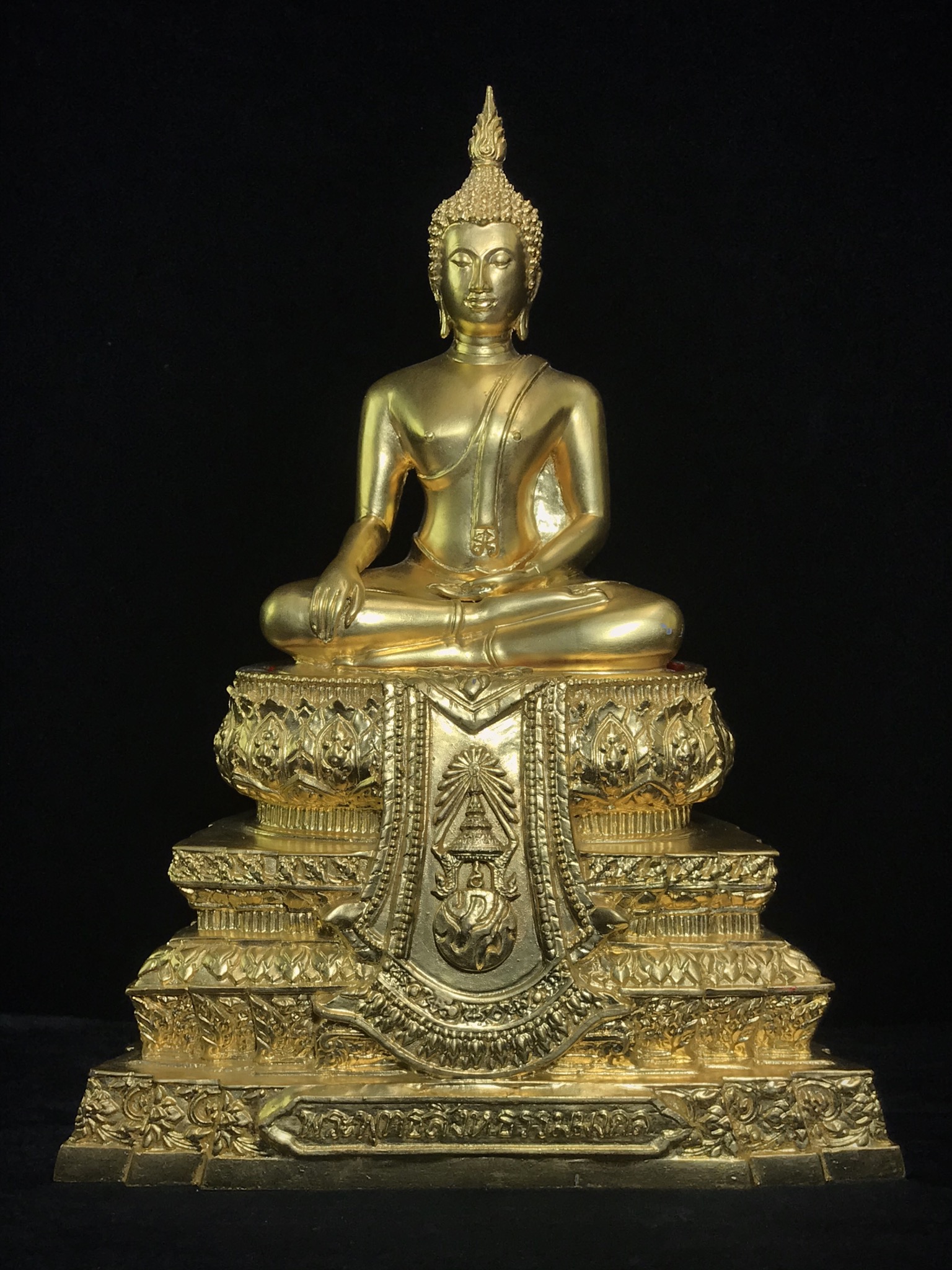 พระพุทธสิงหธรรมมงคล ภปร. รุ่นแรก พุทธสมาคมแห่งประเทศไทย ในพระบรมราชูปถัมภ์ จัดสร้าง ปี2547 เนื้อโลหะผสมปิดทอง หน้าตัก 5 นิ้ว(1 ใน 1999 องค์)