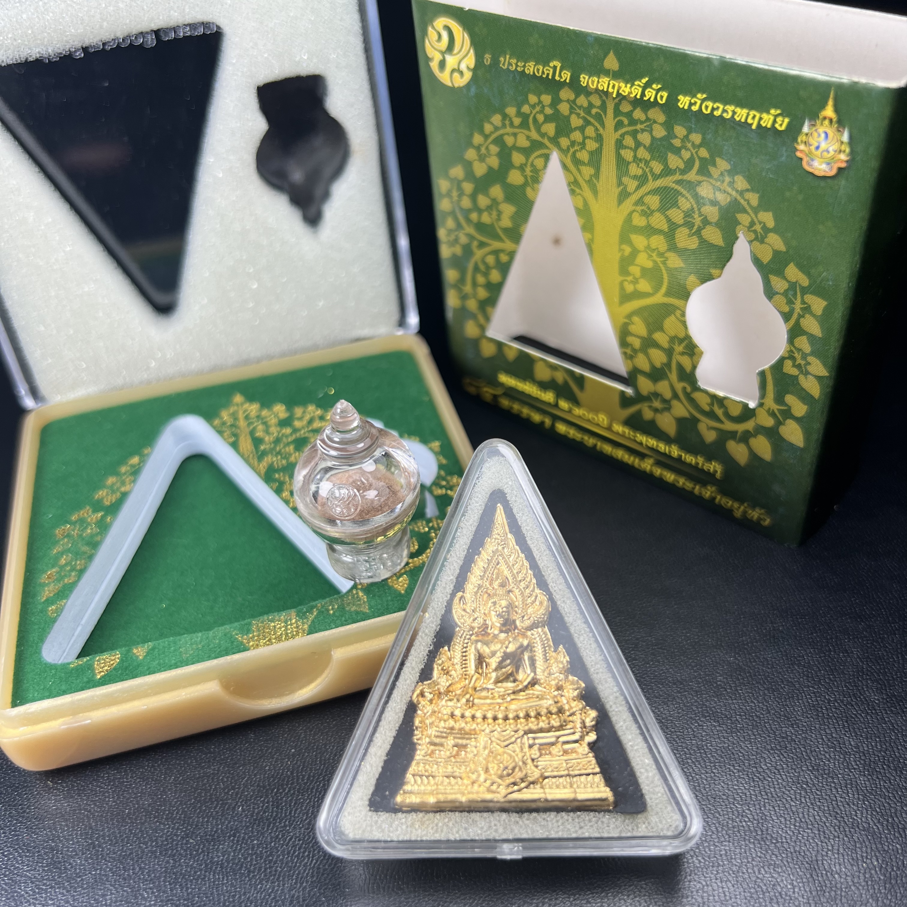 พระพุทธชินราช(จำลอง)ภปร. 84พรรษา เนื้อผงปิดทองด้านหน้า หลัง ภ.ป.ร. ทองแดง(พระราชทานมวลสาร จิตรลดาและเส้นพระเจ้า ร.9(เส้นผม))