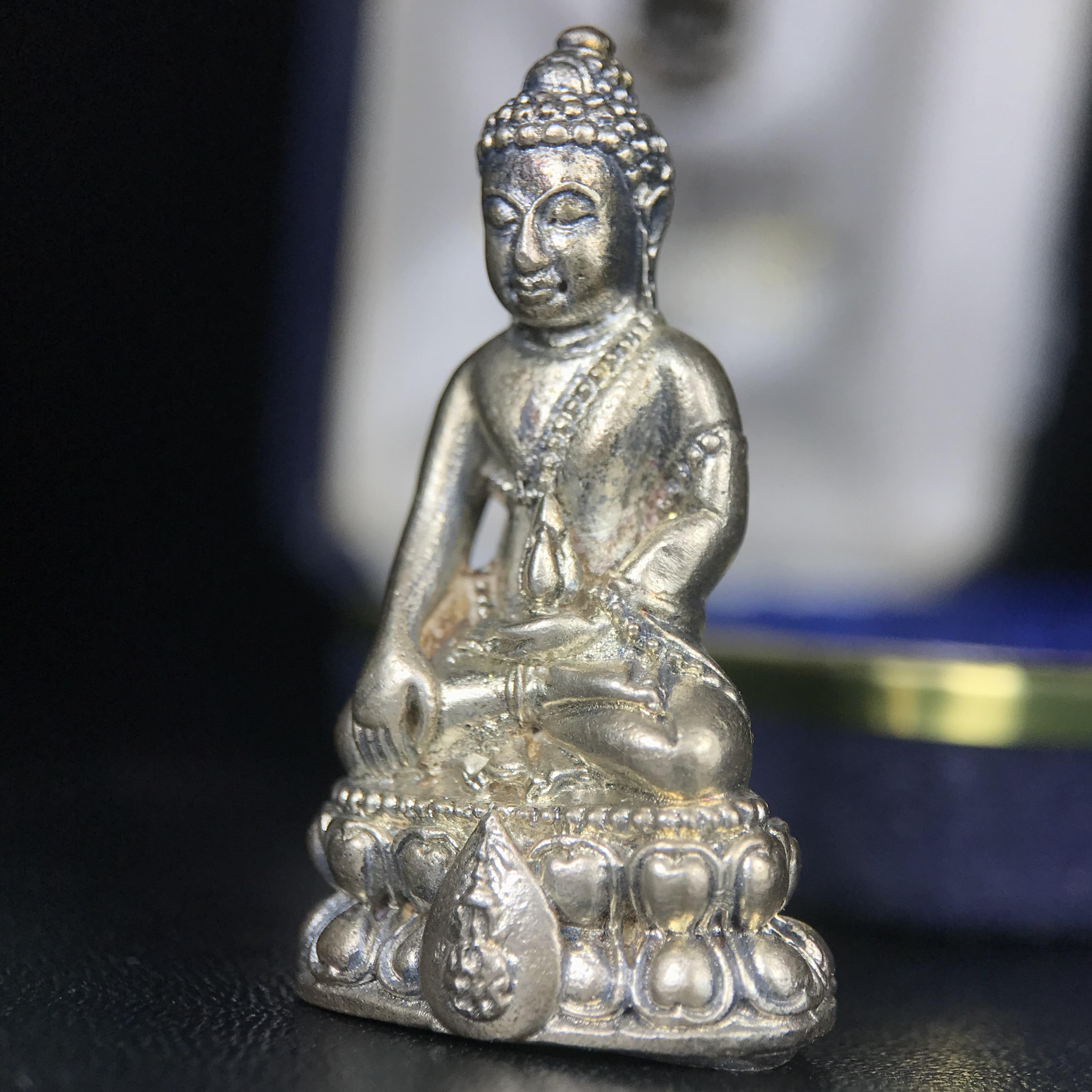 พระกริ่งนวปทุม ภปร. วัดปทุมวนาราม ปี 2535 เนื้อเงิน(ผิวเดิม ผิวน้ำทองทั่วองค์ สวย งดงาม) ขนาดสูง 3.7 ซม. พร้อมกล่องพิเศษบรรจุเดิมครบสมบูรณ์ (ในหลวงรัชกาลที่9เสด็จเททอง)(1ใน3000องค์)นิยมหายาก