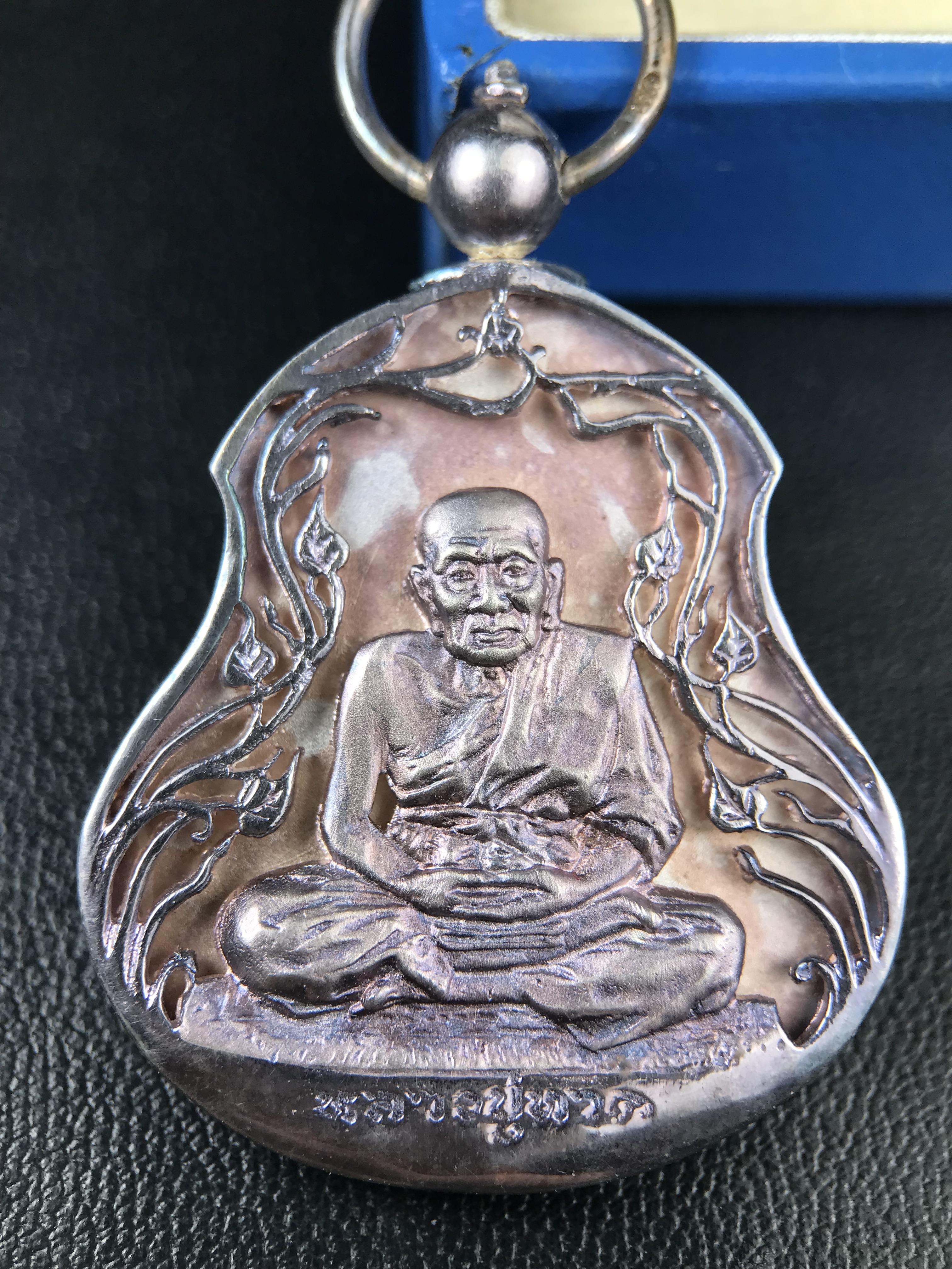 เหรียญหลวงปู่ทวด พระนามาภิไธย สก. แบบงานฉลุโบราณ(HAND MADE) ปี 2544 เนื้อเงิน(ผิวเดิมขึ้นสีรุ้งออกม่วงธรรมชาติสวยมาก) พิธีปลุกเสก ณ อุโบสถวัดช้างให้ และ พิธีมังคลาภิเษก ณ พระอุโบสถ วัดพระศรีรัตนศาสดาราม(วัดพระแก้ว) (1 ใน 2000 เหรียญ)พบเจอน้อยหายากมาก