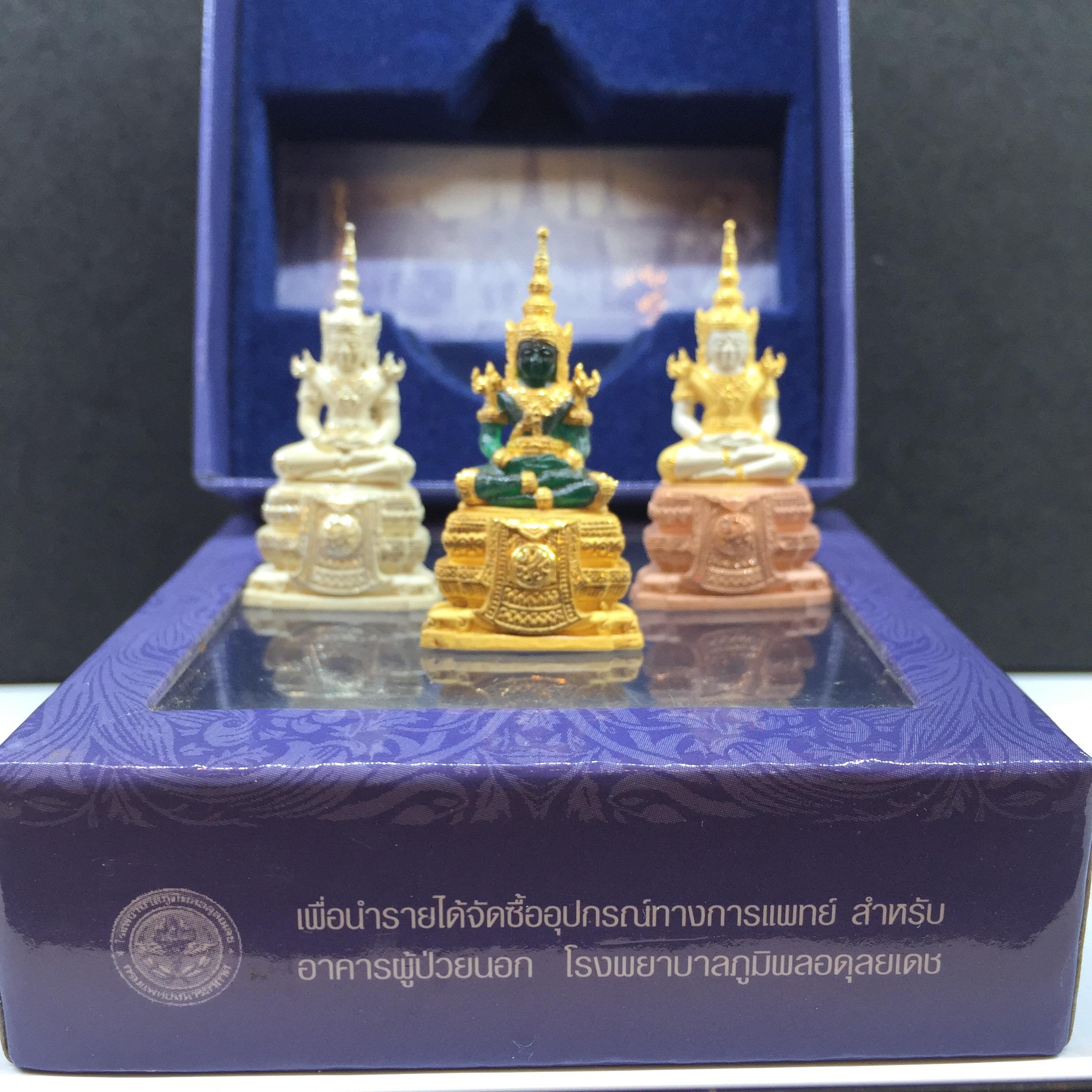พระแก้วมรกตลอยองค์ ภปร.หน้าตัก 1/2 นิ้ว จัดสร้างโดยรพ.ภูมิพลฯ ปี2547 เนื้อเรซินหุ้มทองคำ+เนื้อเงิน+เนื้อเงินสามกษัตริย์
