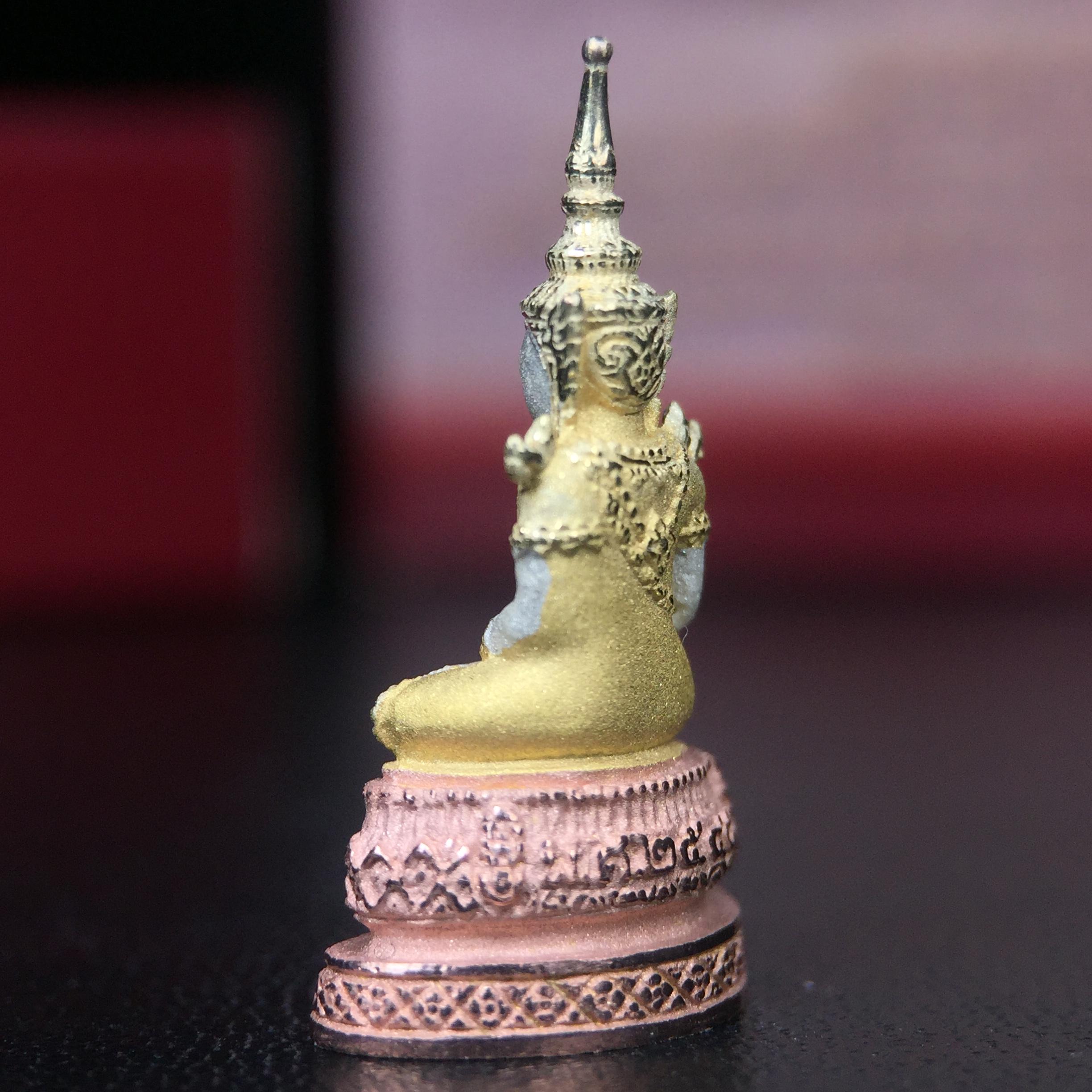 พระแก้วมรกต ภปร.(รุ่นแรก) ปี2545 รุ่นฉลองกรุงรัตนโกสินทร์ครบ 220 ปี พิมพ์ลอยองค์เล็ก เนื้อเงินบริสุทธิ์ 92.5% (สามกษัตริย์) ขนาด 10*19 มม. พร้อมกล่องบรรจุเดิม สวยครบสมบูรณ์