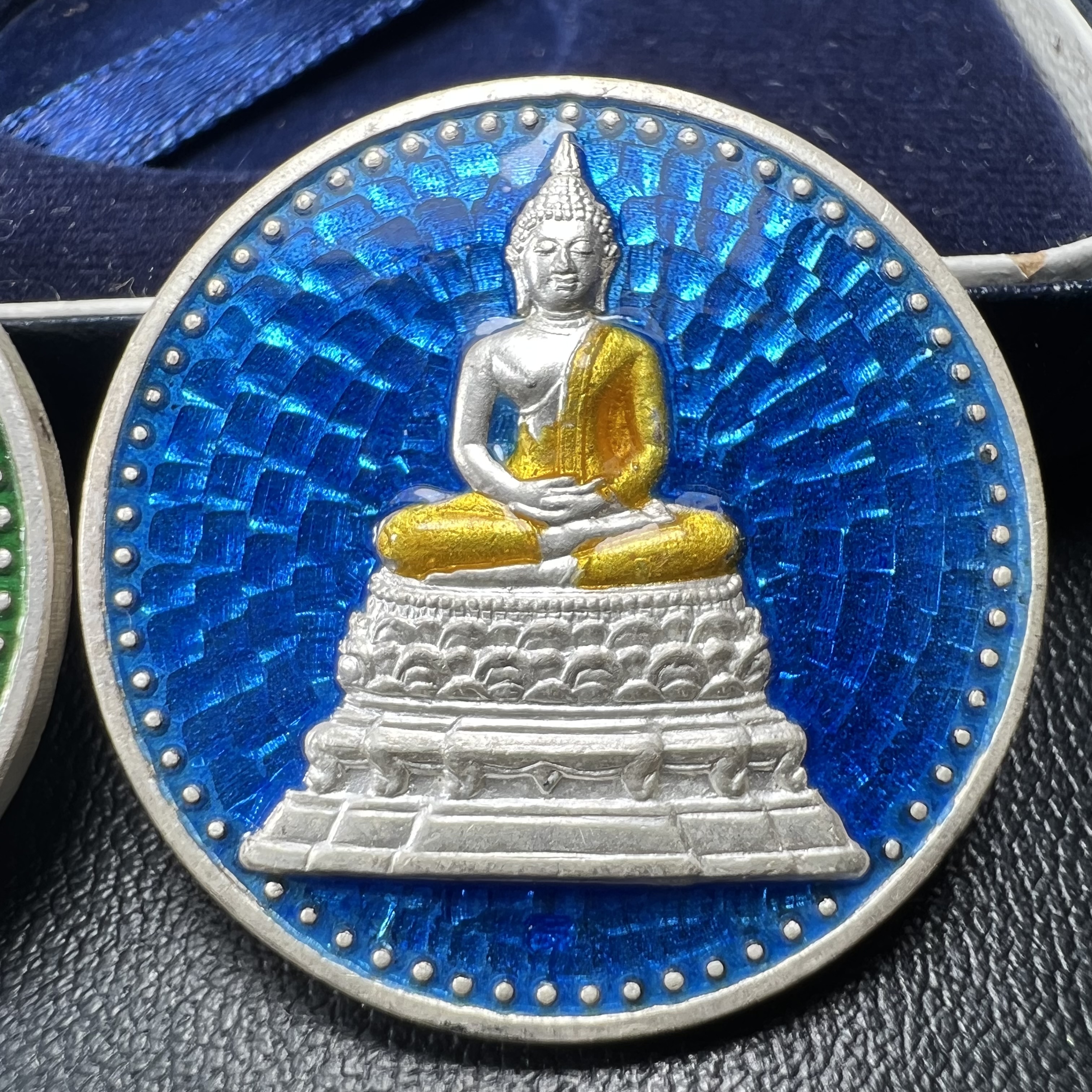 พระพุทธคมนาคมบพิธ (พระพุทธสิหิงค์จำลอง)(พระพุทธรูปประจำกระทรวงคมนาคม) หลังตรา ภปร. ครบรอบ 84 ปี กระทรวงคมนาคม พ.ศ.2539 ชุดเหรียญเนื้อเงินลงยา ขนาด 2.8 ซม. ครบชุดห้าสีพร้อมกล่องบรรจุเดิม ปลุกเสก ณ วัดพระแก้ว พิธีใหญ่