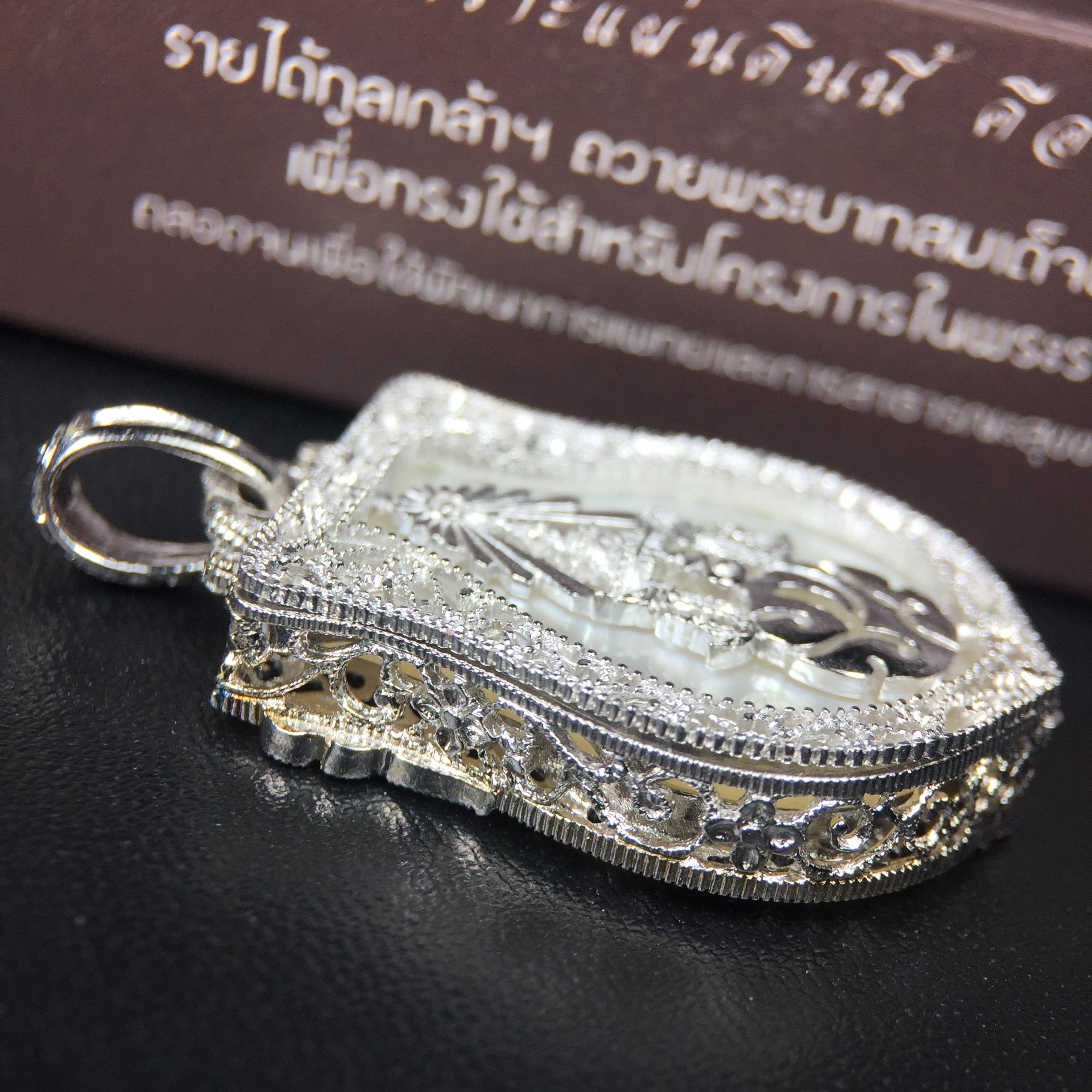 พระพุทธชินราช ภปร. โครงการ "เพราะแผ่นดินนี้ คือ แผ่นดินเกิด" ปี2548(รุ่นแรก) เหรียญทรงเสมา ขนาด 21 x 29 มม.เนื้อเงินสามกษัตริย์ องค์พระชุบสามกษัตริย์ ล้อมด้วยกรอบเงินชุบทองคำขาวสลักเสลาเป็นลวดลายละเอียดอ่อน ส่วนพื้นองค์พระเป็นเปลือกหอยมุขงดงาม