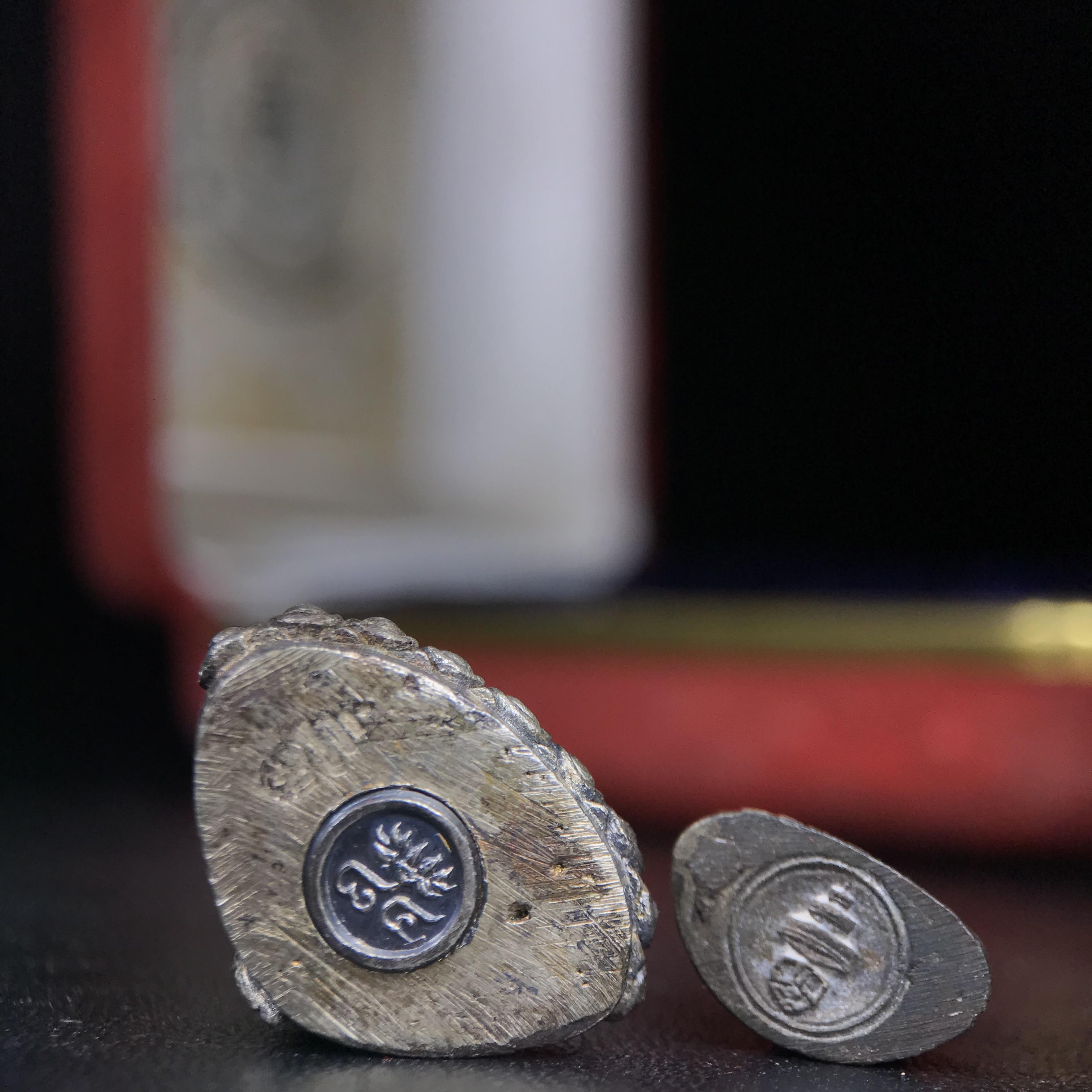 พระกริ่งฉลองพระชนมายุครบ 7 รอบ 84 พรรษา สมเด็จพระสังฆราช(วาสน์) วัดราชบพิธ พ.ศ.2525 เนื้อเงิน ผิวเดิมขึ้นน้ำทองสภาพสวยมาก ในกล่องชุดพิเศษกรรมการ พร้อมพระชัยวัฒน์ เนื้อนวโลหะ ครบชุดสมบูรณ์(งานแกะแม่พิมพ์โดย นายช่างเกษม มงคลเจริญ)(หายาก)