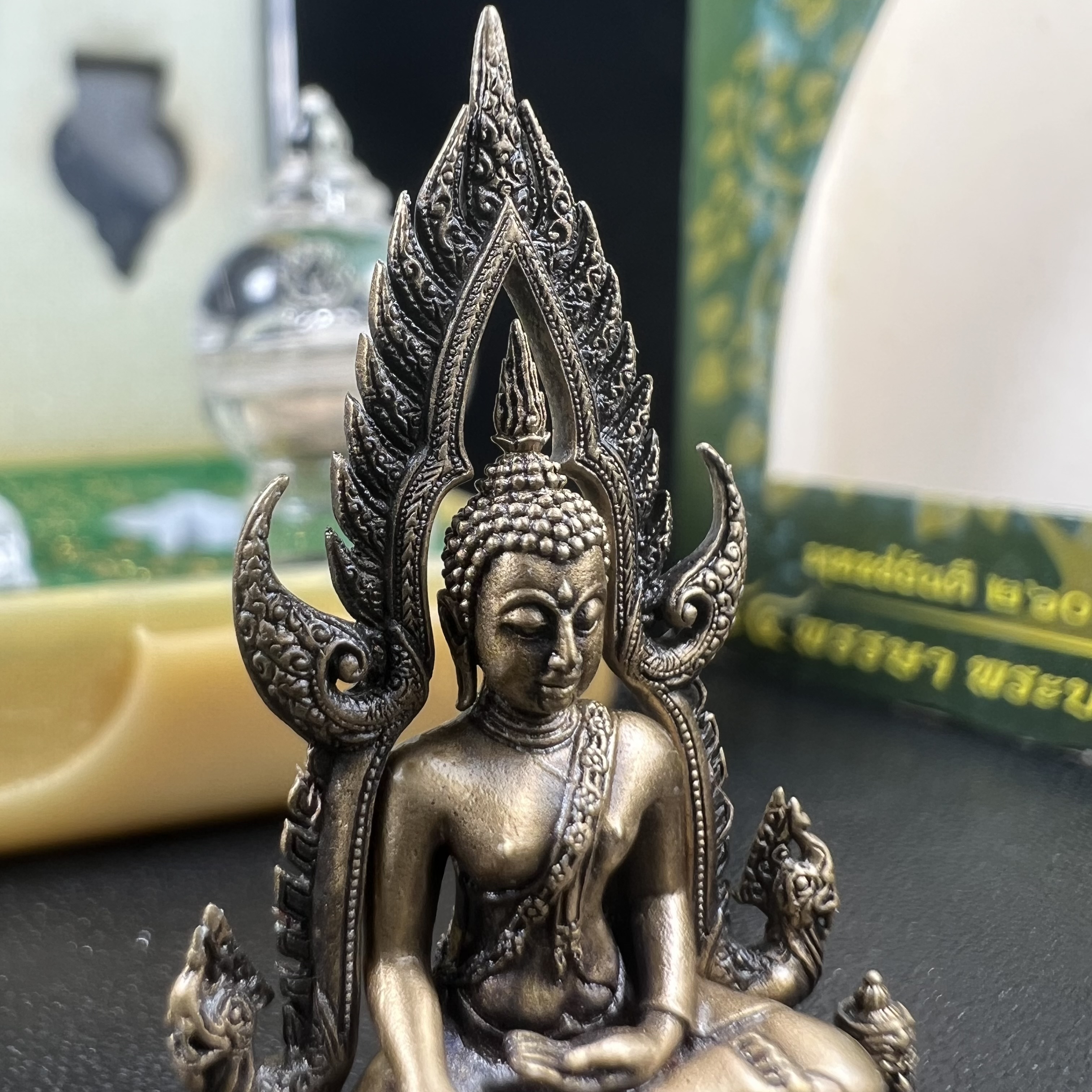 พระพุทธชินราช(จำลอง) ภปร. 84 พรรษา ปี 2554 เนื้อบรอนซ์รมดำซาติน พิมพ์กลางขนาดหน้าตัก 1/2 นิ้ว(พระราชทานมวลสาร จิตรลดาและเส้นพระเจ้า(เส้นผม)รัชกาลที่9)พุทธศิลป์ทรงคุณค่าอีกหนึ่งรุ่นยอดนิยม