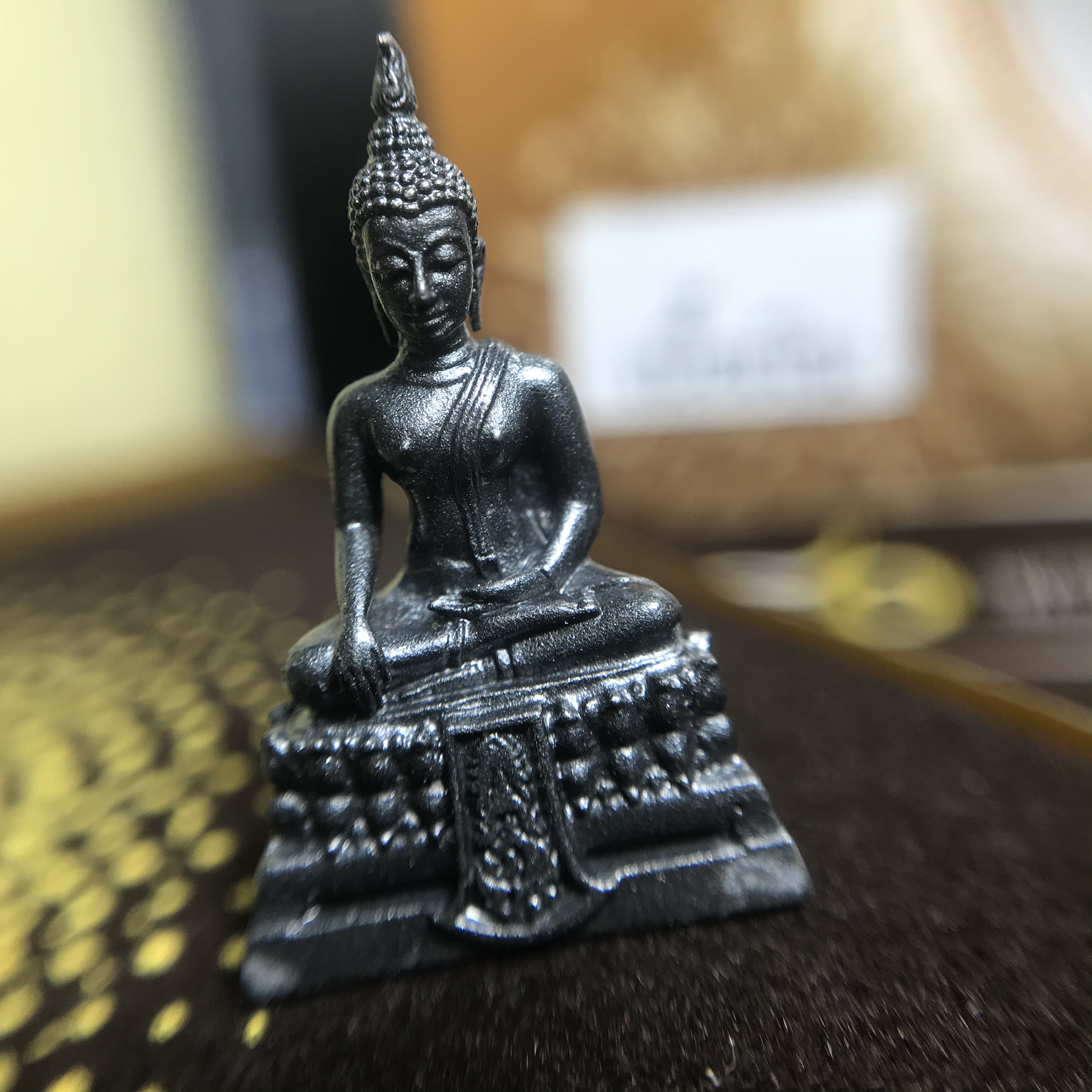 พระพุทธรูปคุ้มเกล้า มหามงคล 80พรรษา “รุ่นเย็นศิระเพราะพระบริบาล 80พรรษา มหากษัตริย์คู่แผ่นดินสยาม” เนื้อเงินรมดำ พิมพ์เล็ก ขนาด 10*21 มม.