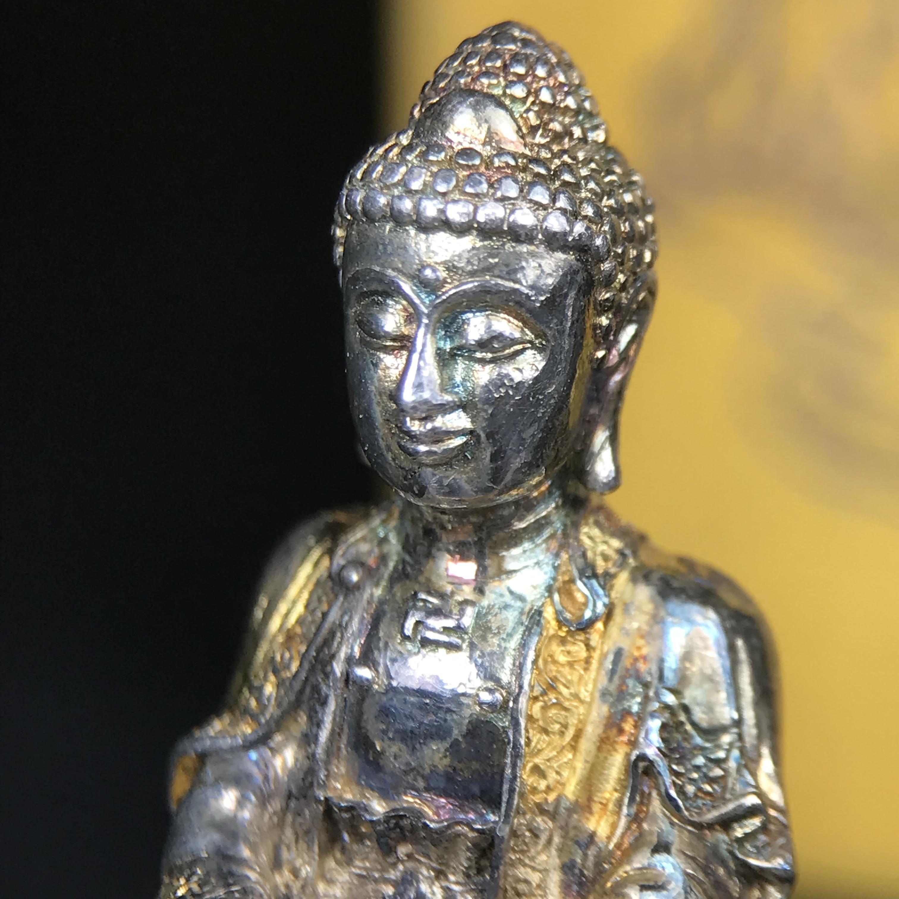 พระกริ่งจีน "ต้าเยิ่นถะ" ชุดกาญจนาภิเษกครองราชย์ 50 ปี วัดบวรนิเวศวิหาร ปี 2538 เนื้อเงินสามกษัตริย์ 99.99% สูง 3.8 ซม. (สภาพผิวสวยเดิมติดรุ้งๆ พิธีใหญ่ พุทธศิลป์งดงาม) สภาพสวยเดิมพร้อมกล่องบรรจุเดิม ***ตอกโค๊ดหมายเลข ๖๒๖๒***