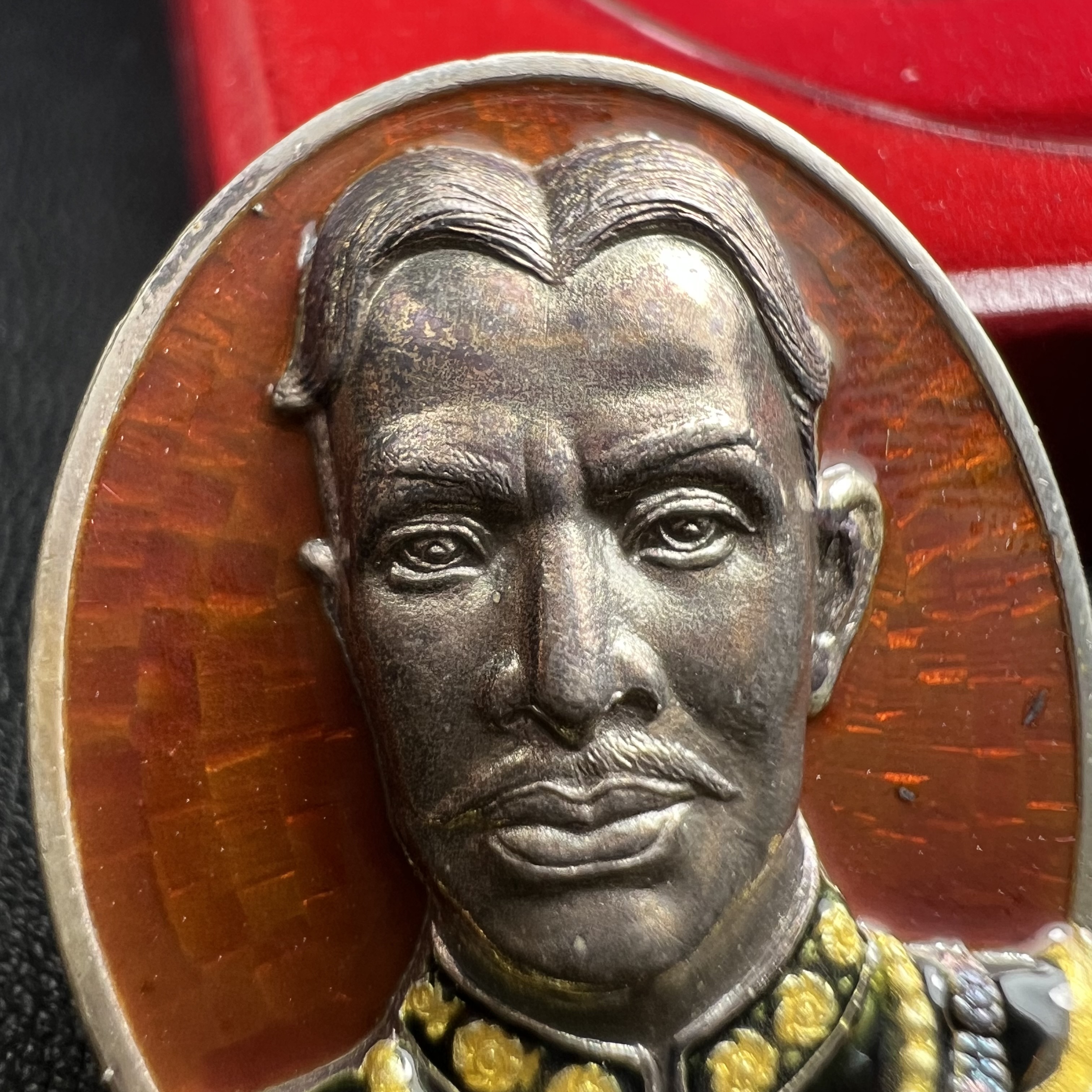 เหรียญพระบรมรูปเหมือนสมเด็จพระเจ้าตากสินมหาราช รุ่นโชคมงคล ปี 2545 เนื้อเงินลงยา พิธีเทวาภิเษก ณ อนุสาวรีย์ วัดพิชัยสงคราม ณ พระวิหารสมเด็จพระเจ้าตากสินมหาราช วัดอินทาราม ธนบุรี พิธีบวงสรวงขอบารมี ณ อนุสาวรีย์พระเจ้ากรุงธนบุรี วงเวียนใหญ่(พิธีใหญ่สภาพสวย)