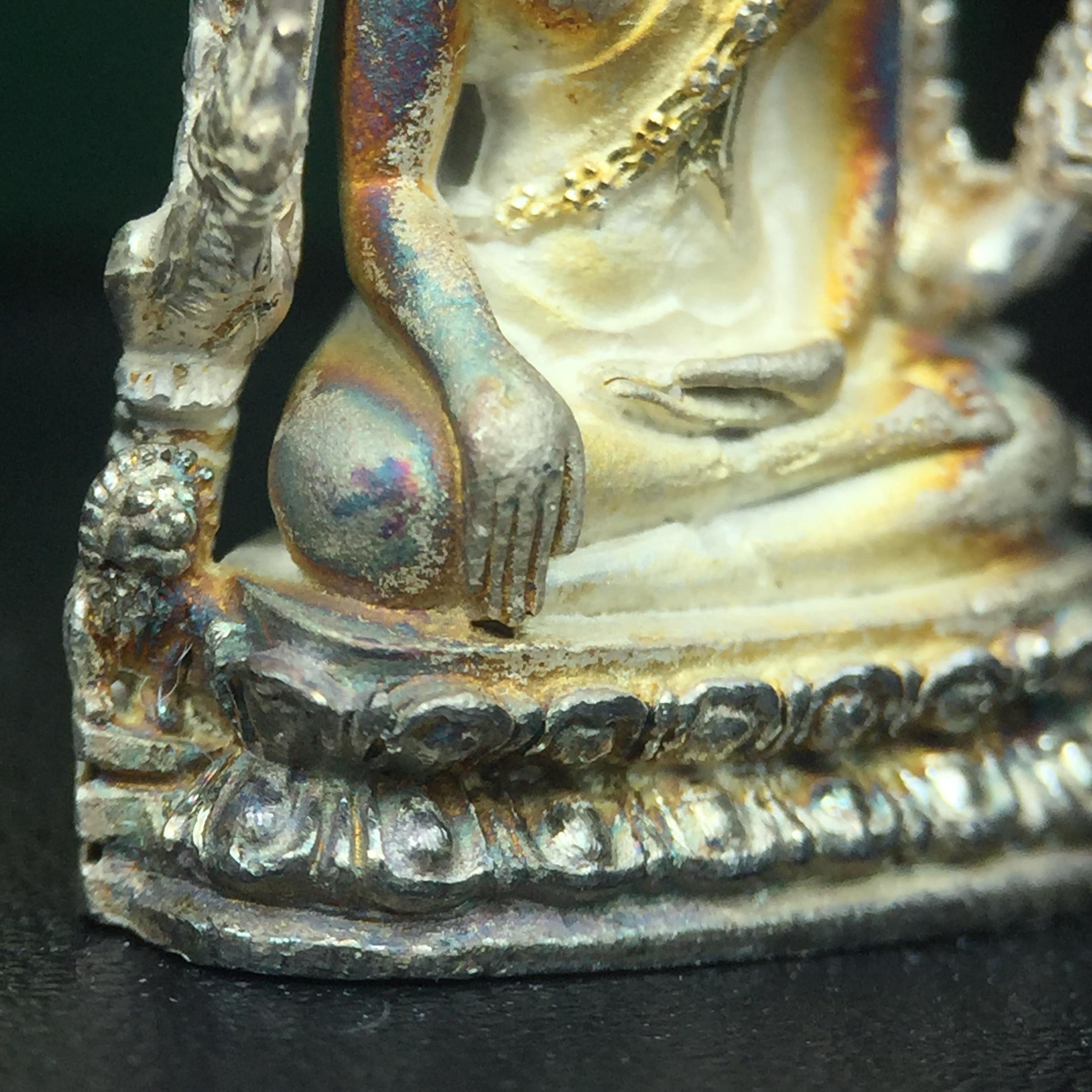 พระพุทธชินราช รุ่นมหาลาภ พิธีพุทธาภิเษกวัดพระศรีรัตนมหาธาตุวรมหาวิหาร จ.พิษณุโลก ปี 2540 เนื้อเงินบริสุทธิ์ 99.9% (นวลเงา)(สภาพผิวเดิมขึ้นสีรุ้ง สวยมากๆเสน่ห์พระเนื้อเงิน สีสันที่ธรรมชาติสรรค์สร้าง) พร้อมกล่องบรรจุเดิม (องค์หมายเลข 11411)(เลขกระจก)นิยม